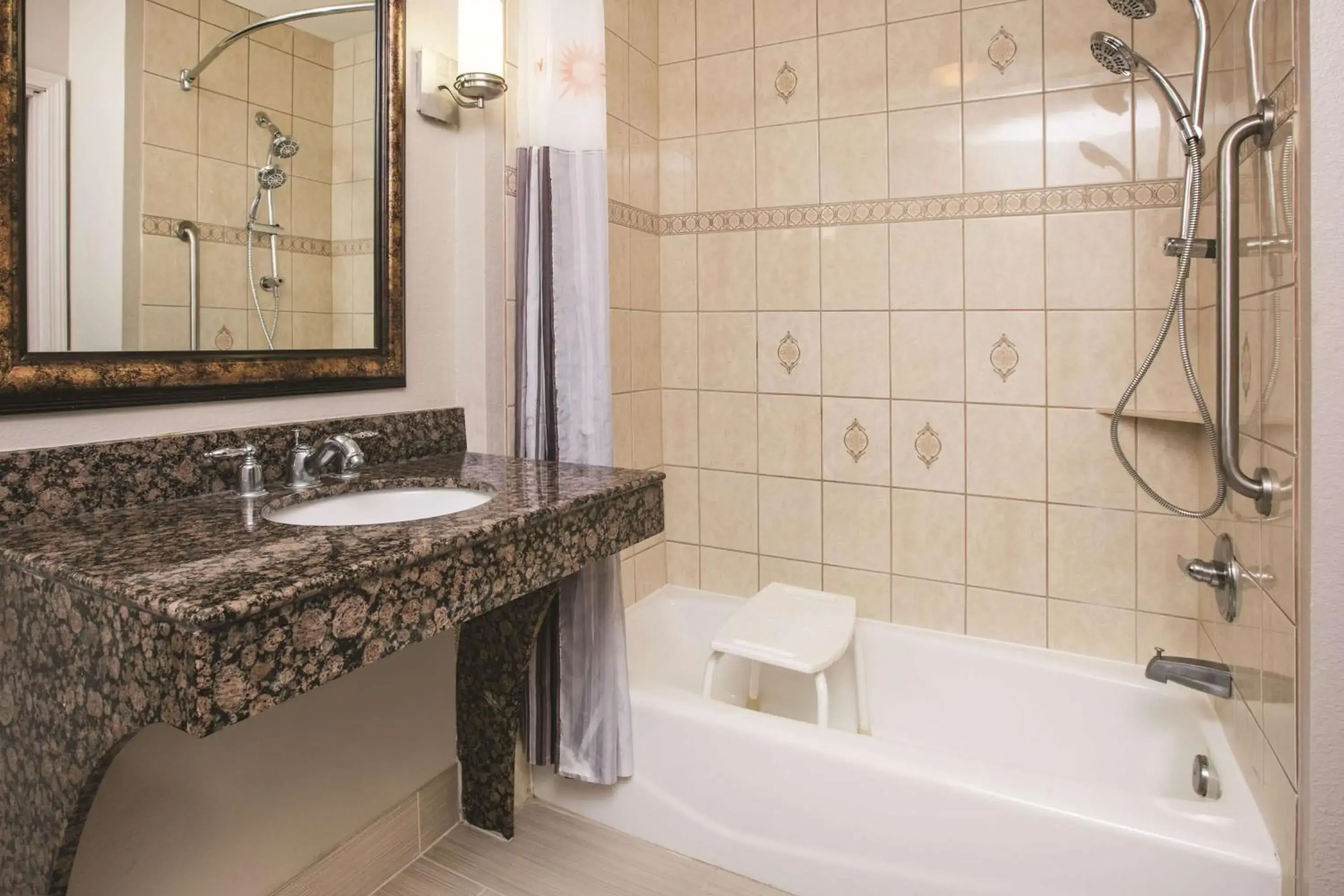 Photo of the whole room, Bathroom in La Quinta Inn & Suites by Wyndham Desoto