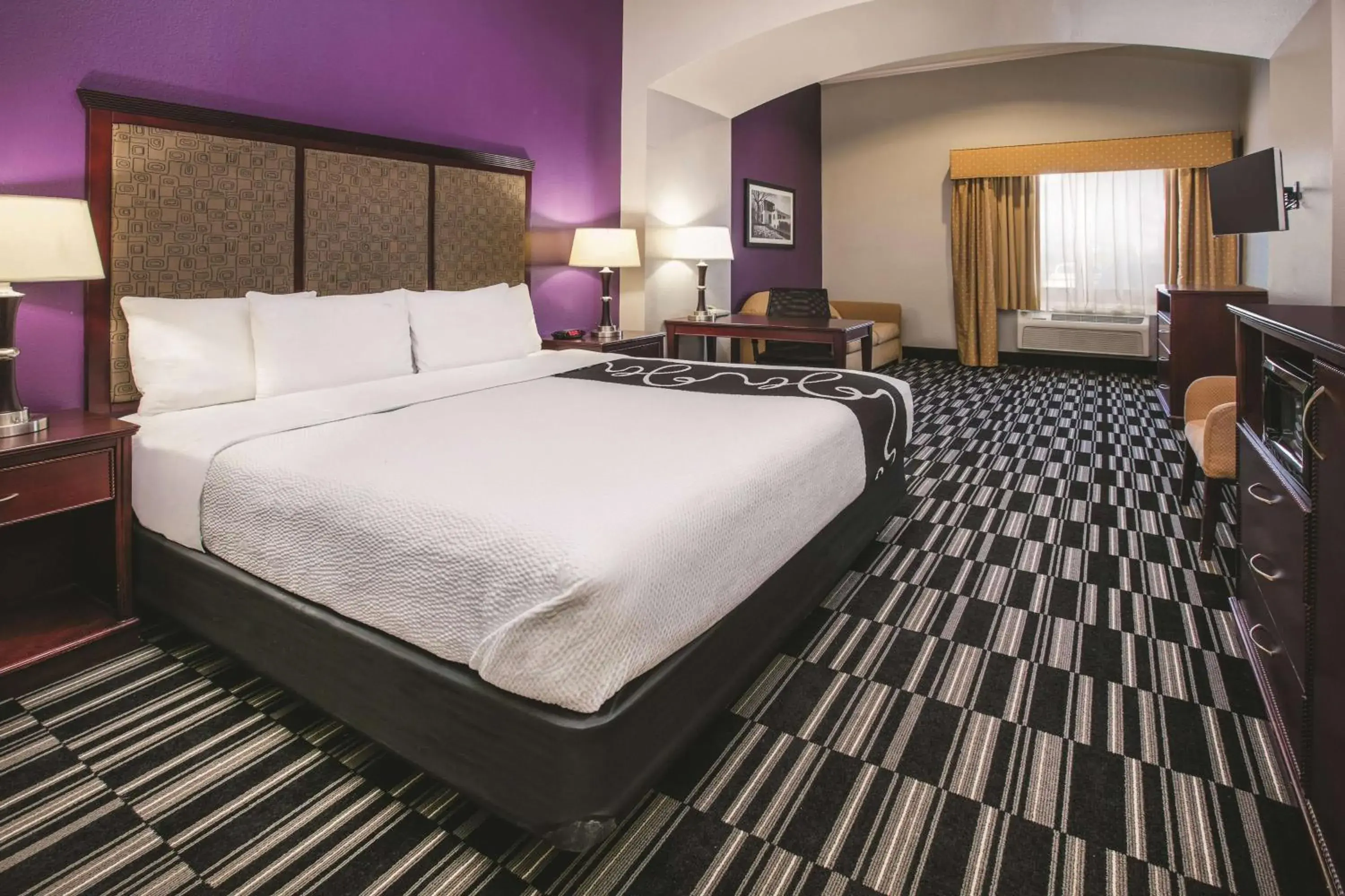 Deluxe King Suite - Non-Smoking in Baymont by Wyndham Dallas South-DeSoto Deluxe King Suite - Non-Smoking in Baymont by Wyndham Dallas South-DeSoto