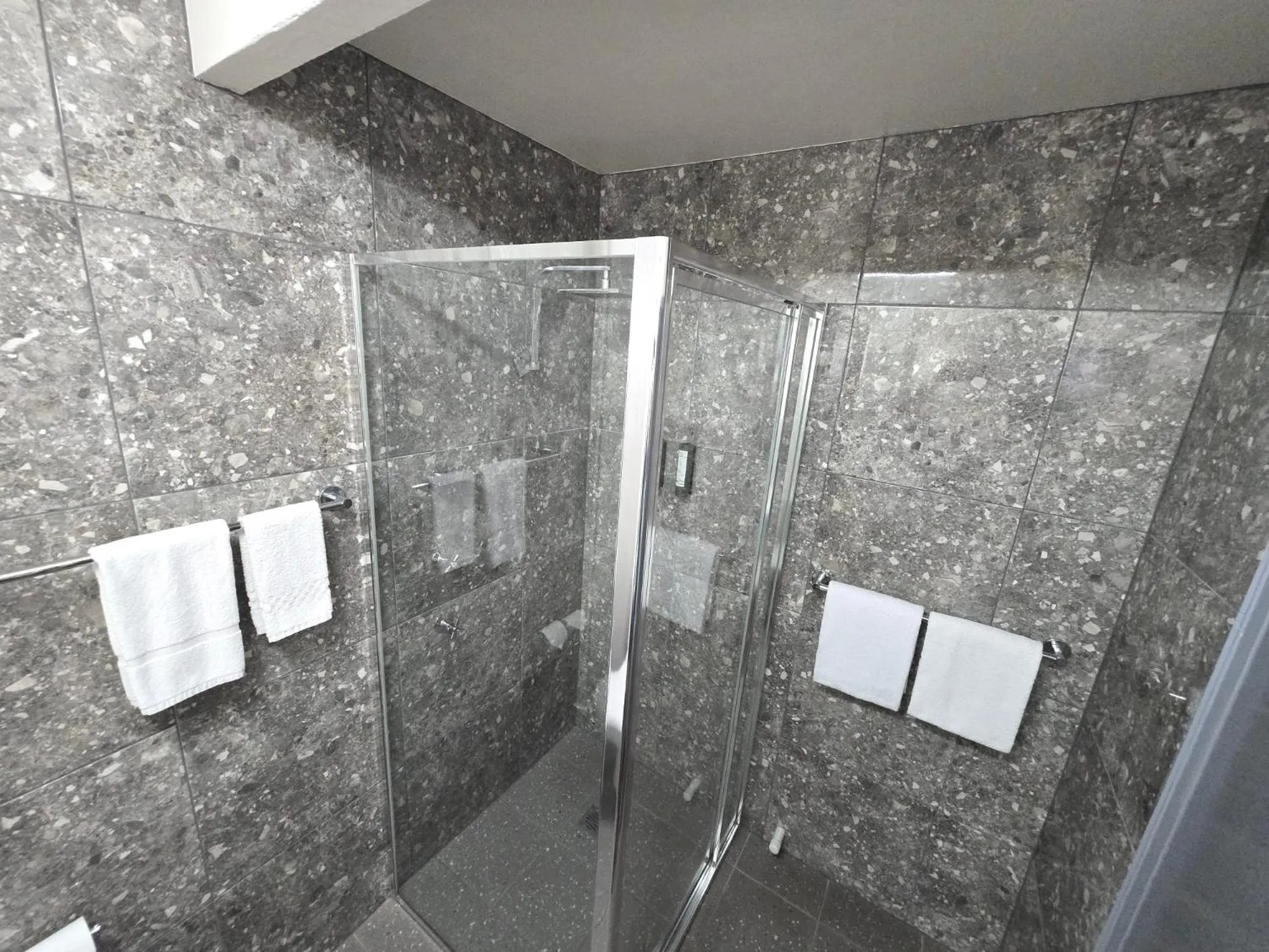 Bathroom in Le George Motel