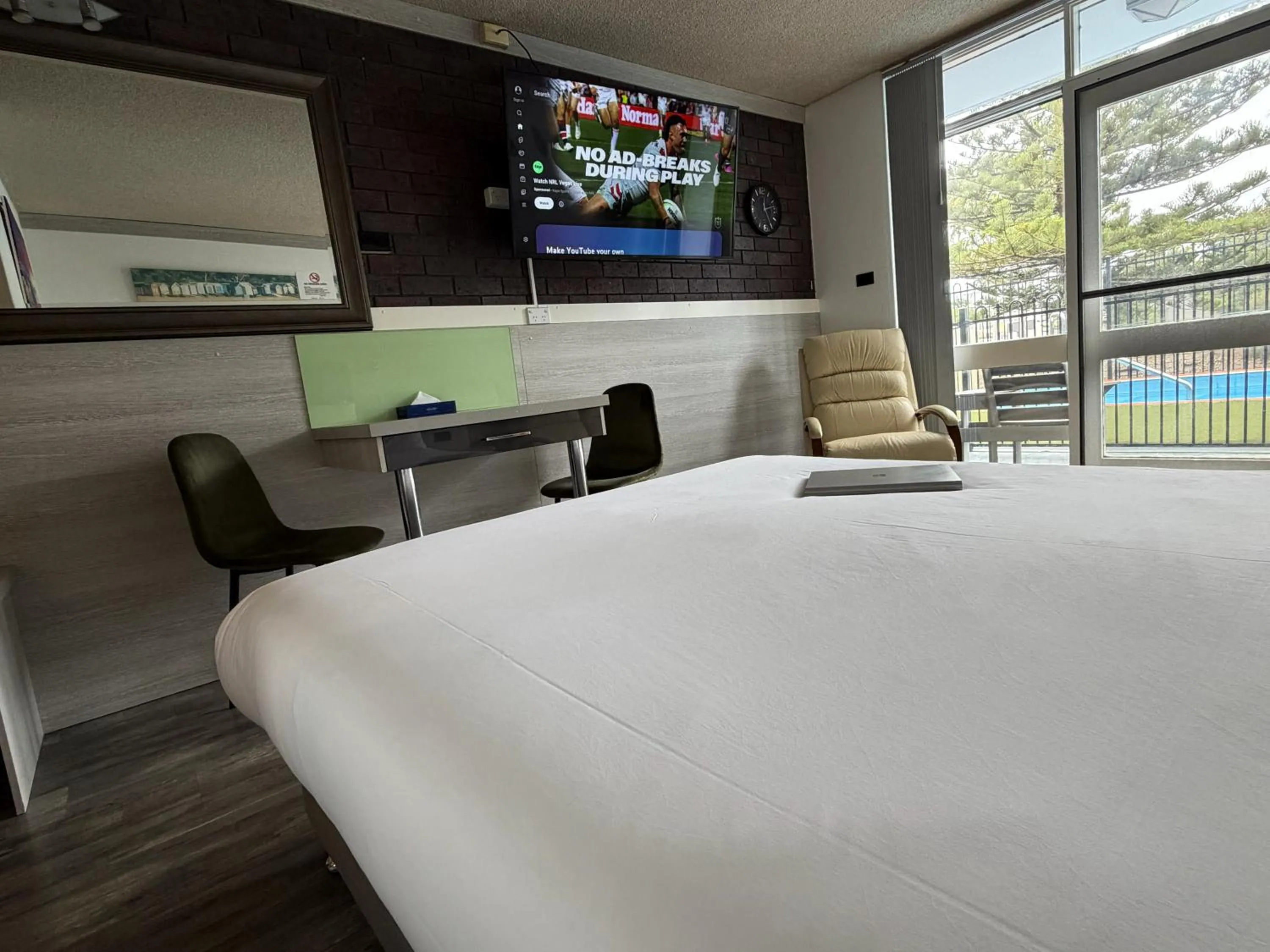 Bed in Le George Motel