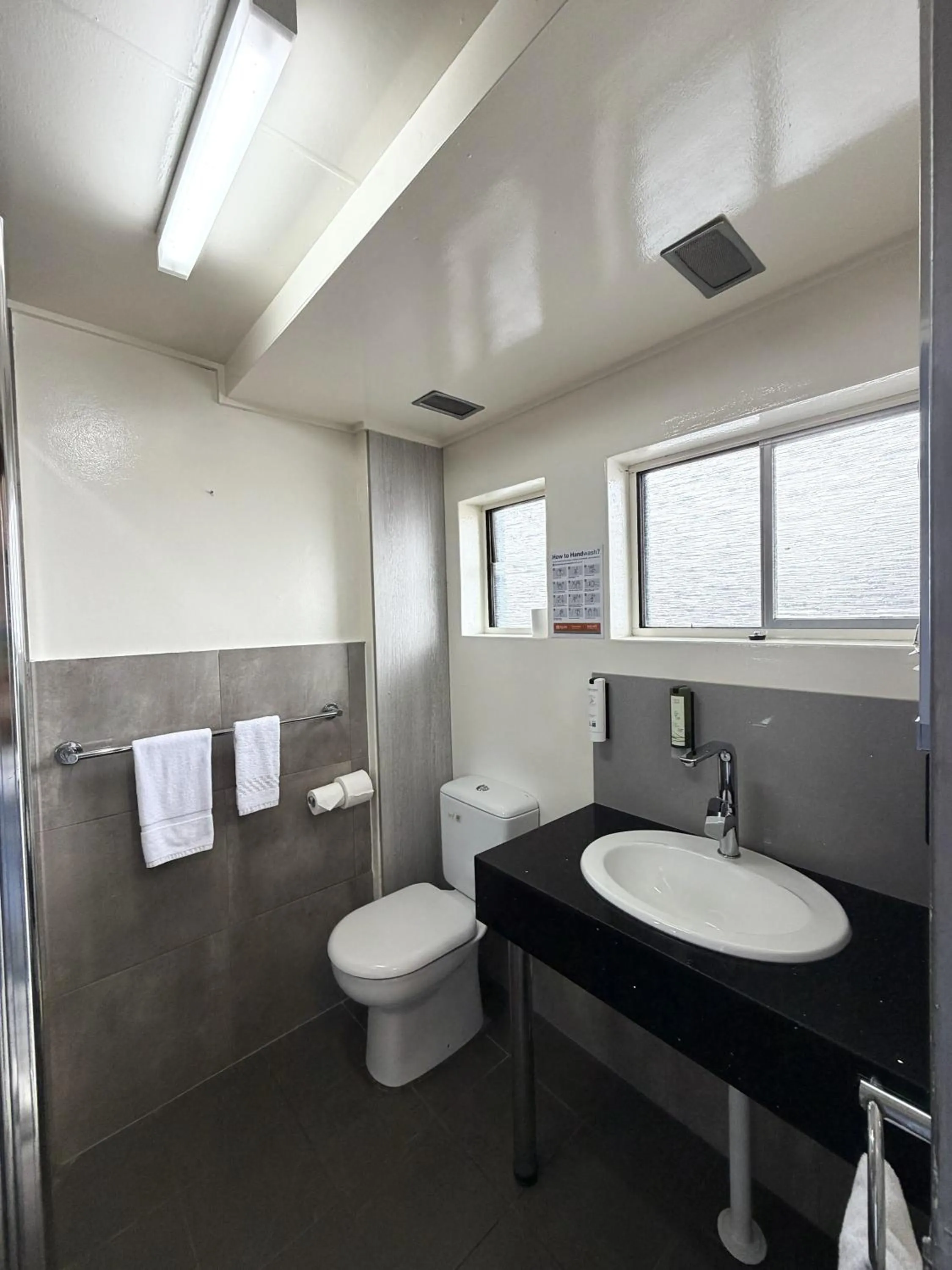 Toilet in Le George Motel