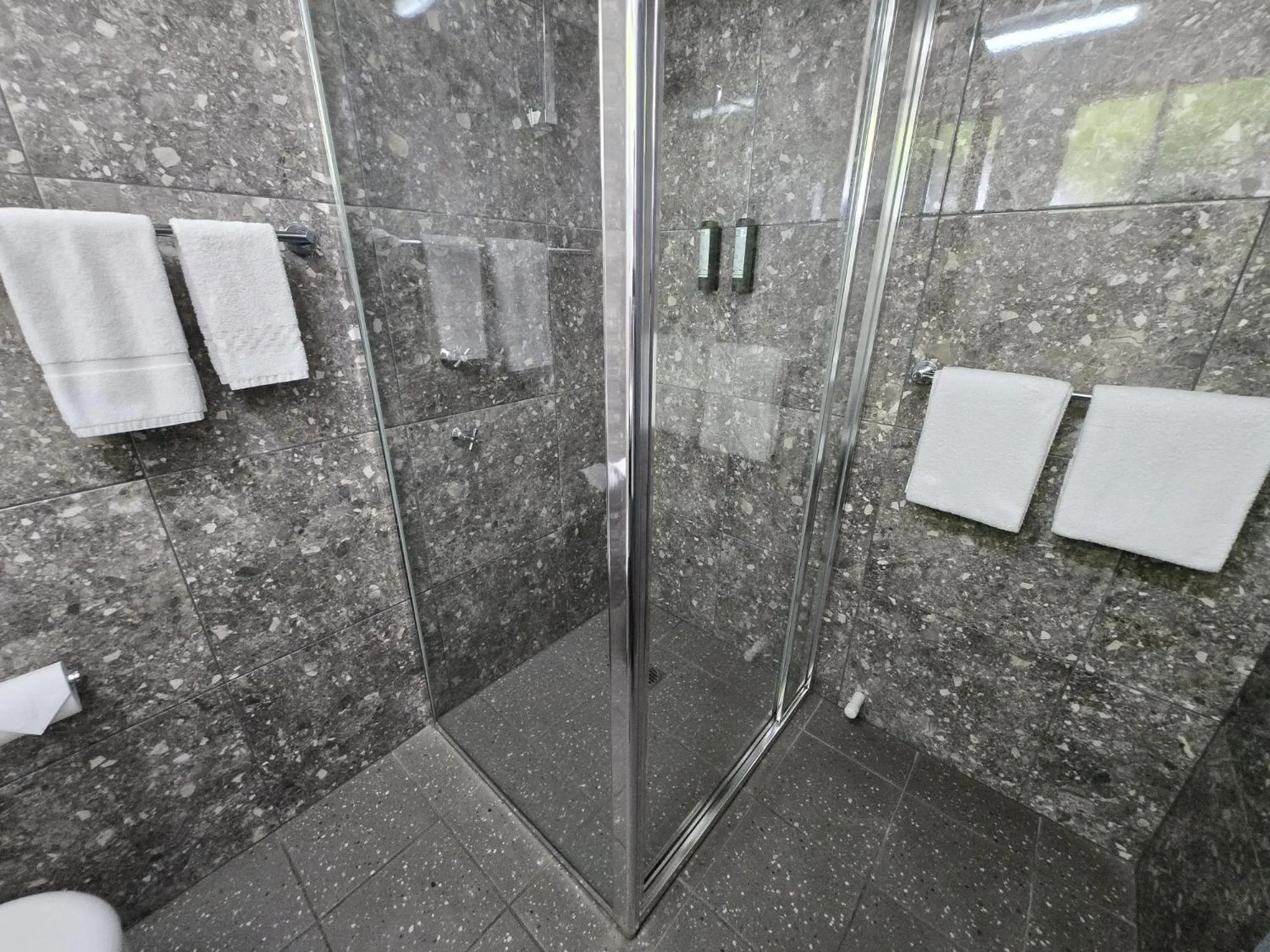 Shower in Le George Motel