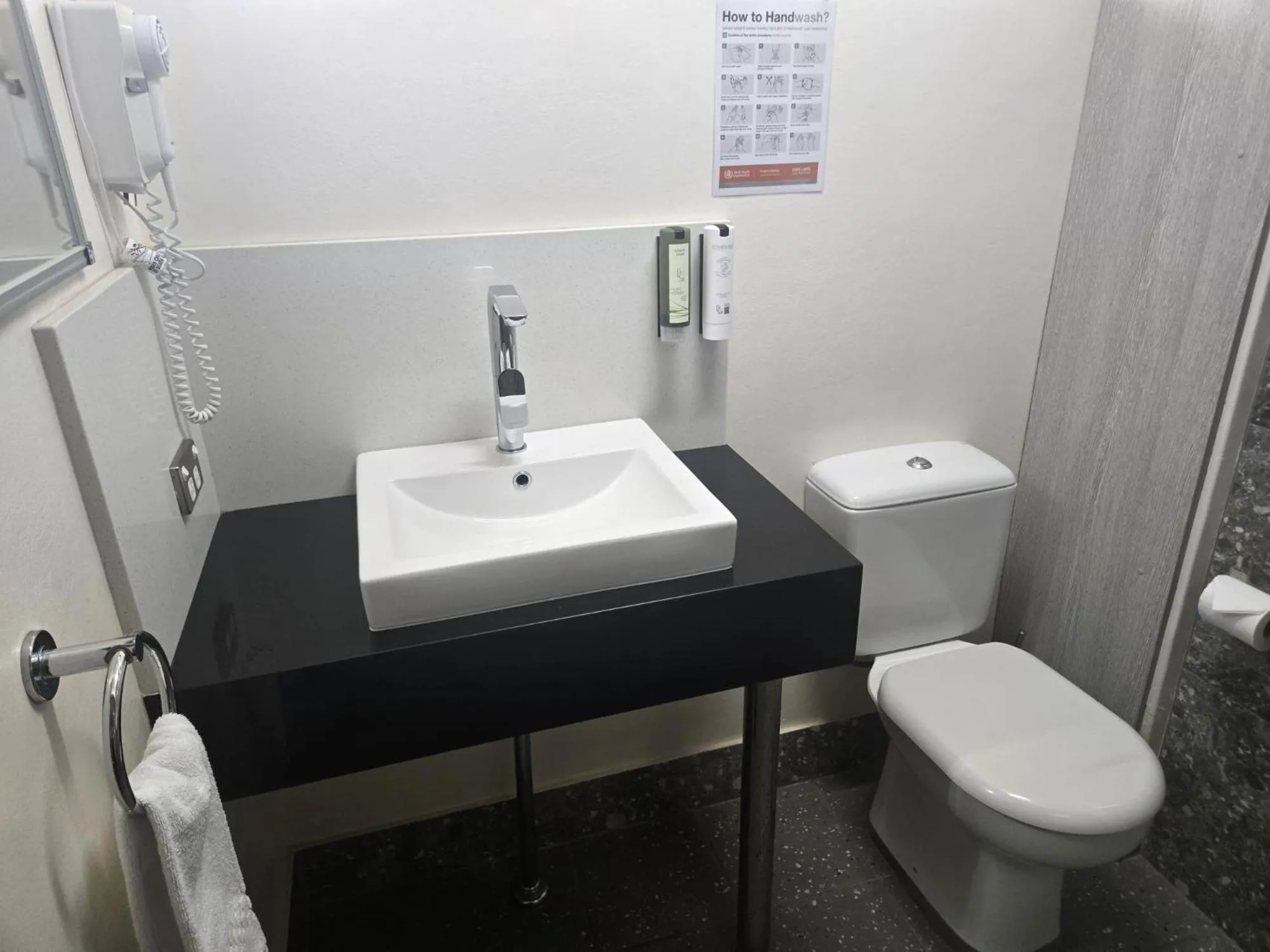 Bathroom in Le George Motel