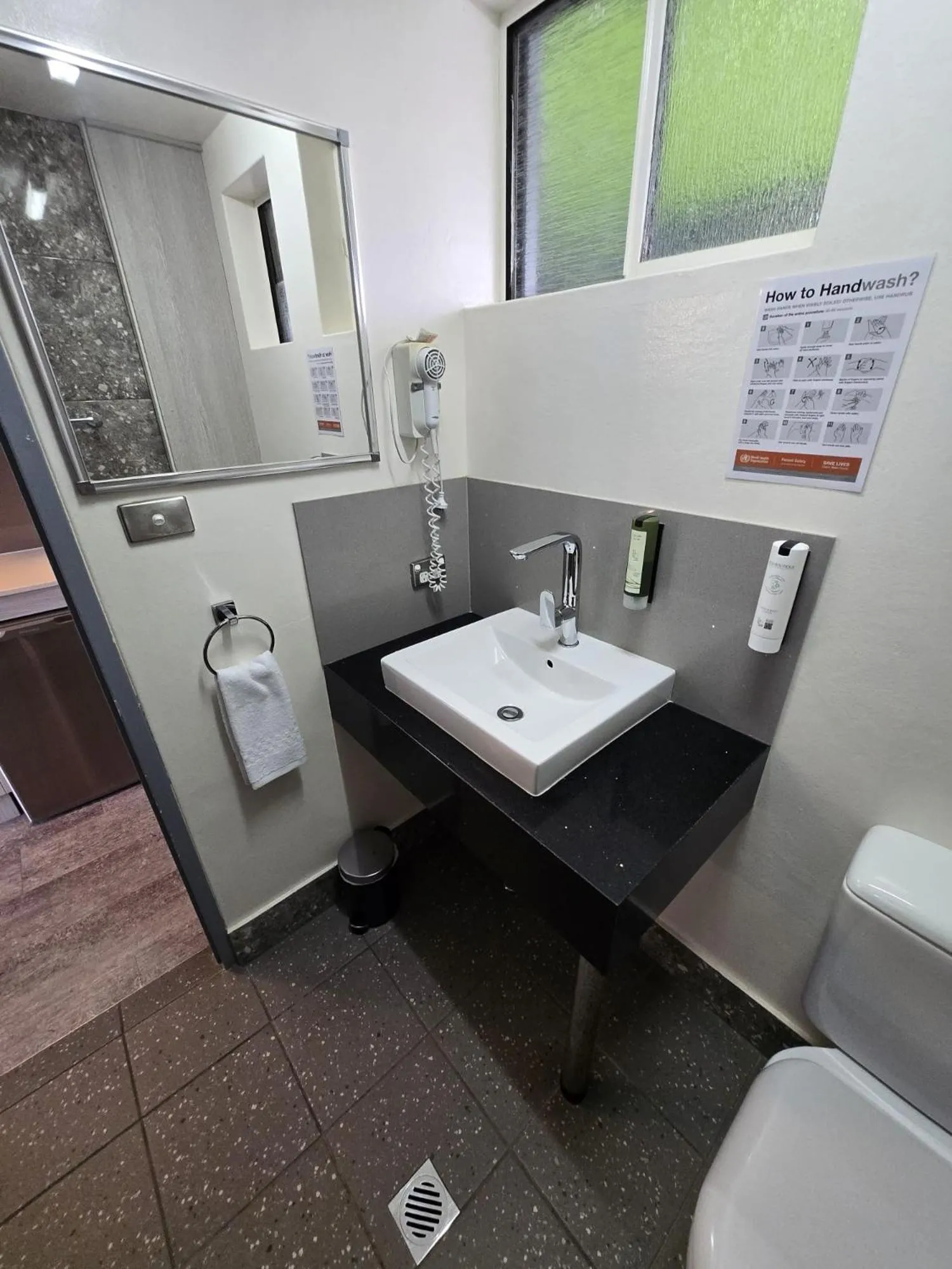 Toilet in Le George Motel