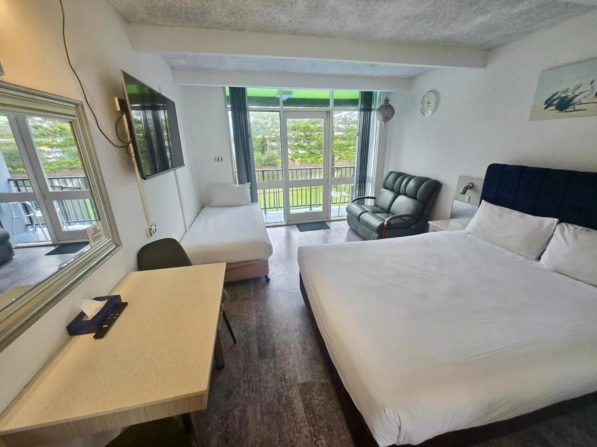 Balcony/Terrace, Bed in Le George Motel