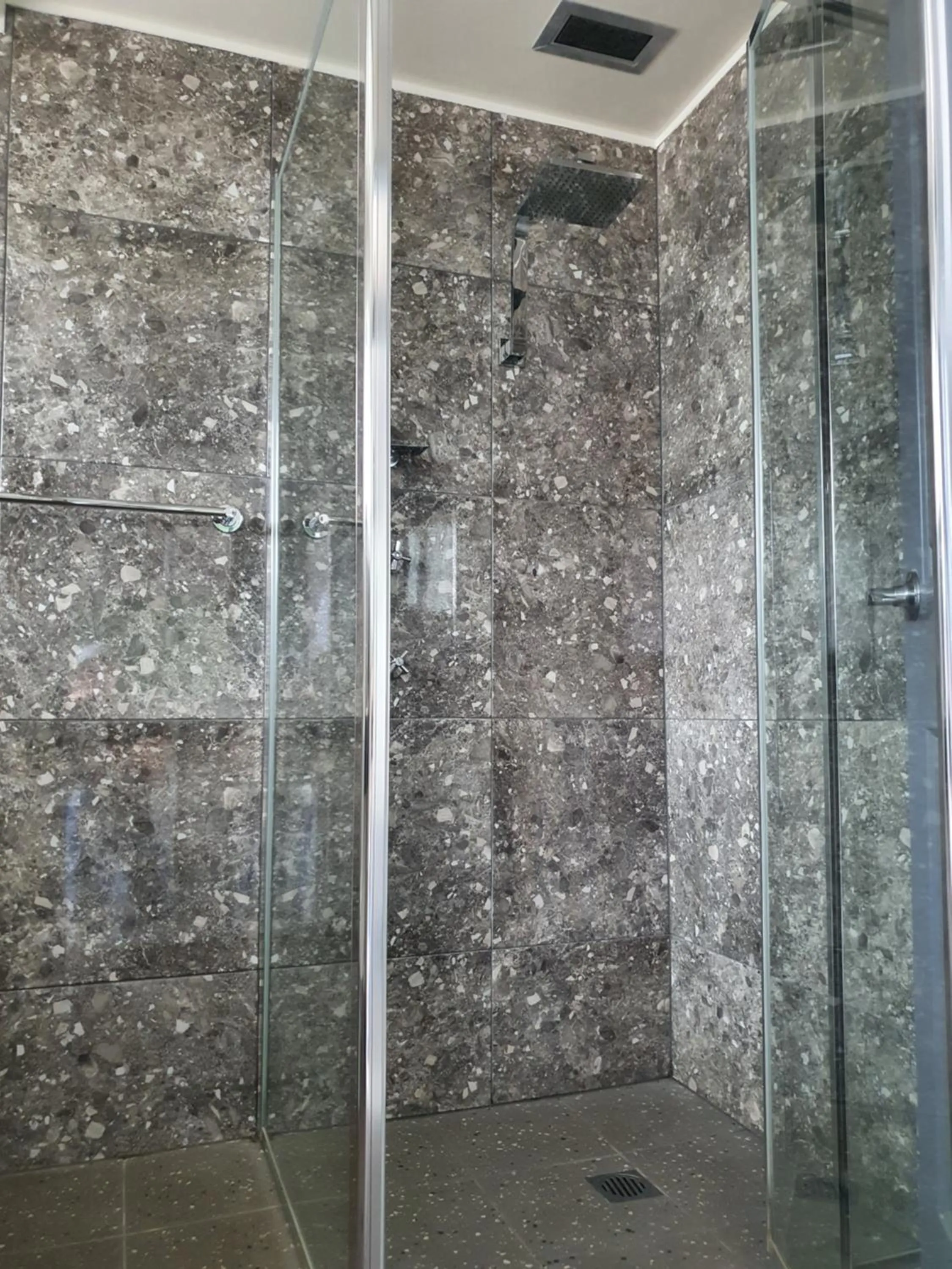 Shower in Le George Motel