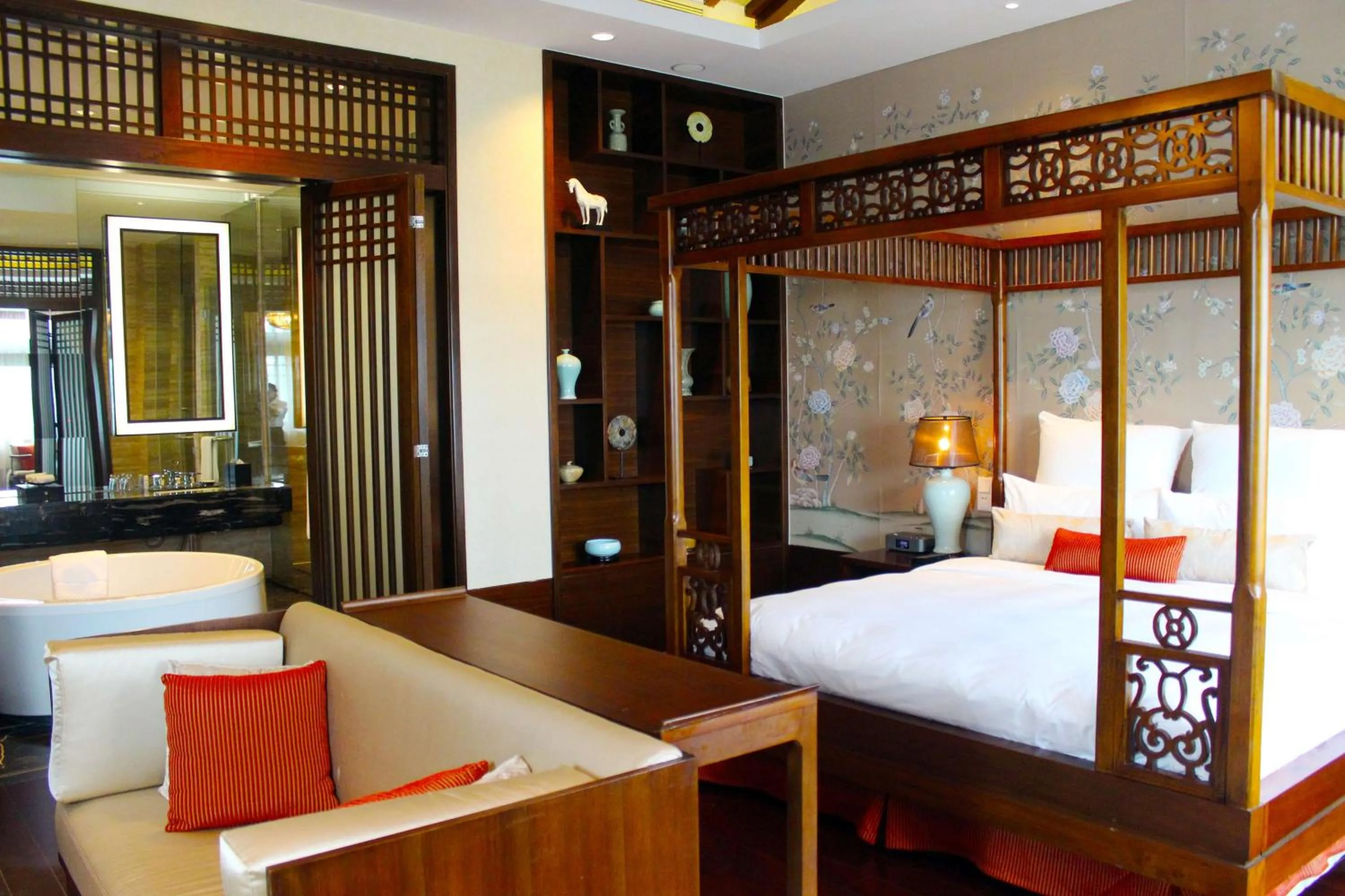 Photo of the whole room, Bed in Radisson Blu Resort Wetland Park