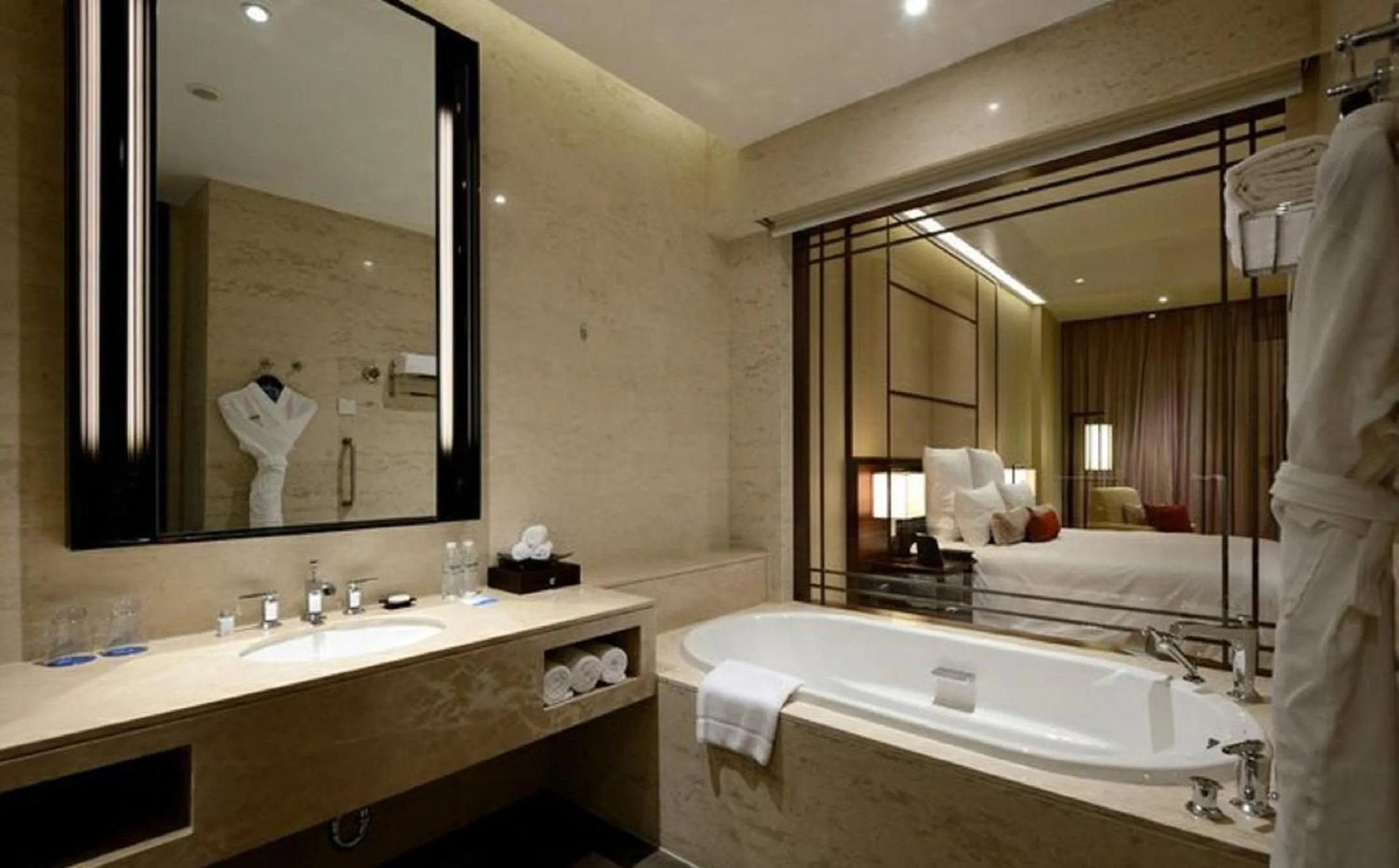 Bathroom, Bed in Radisson Blu Resort Wetland Park