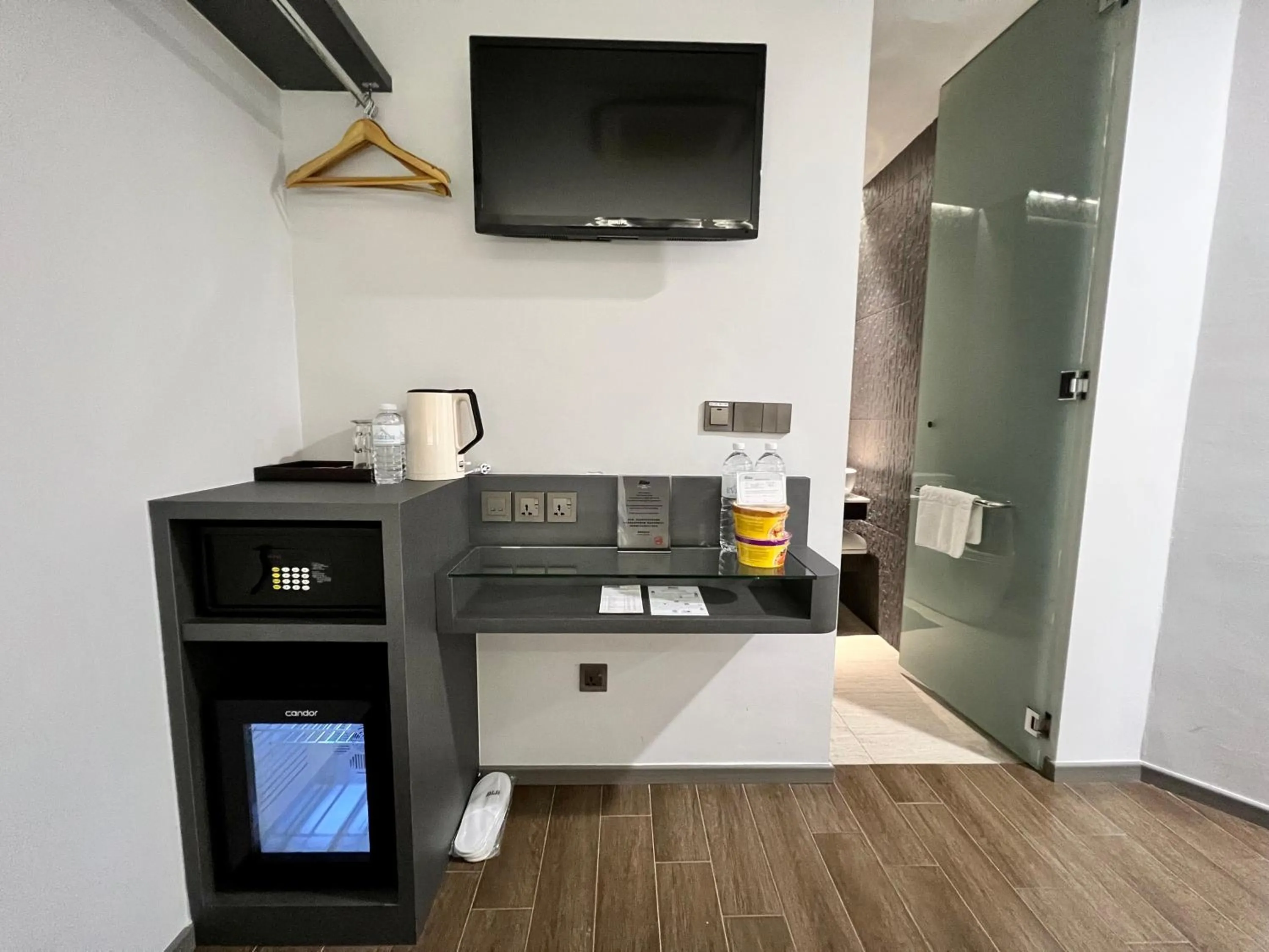 TV and multimedia in Bliss Hotel Singapore