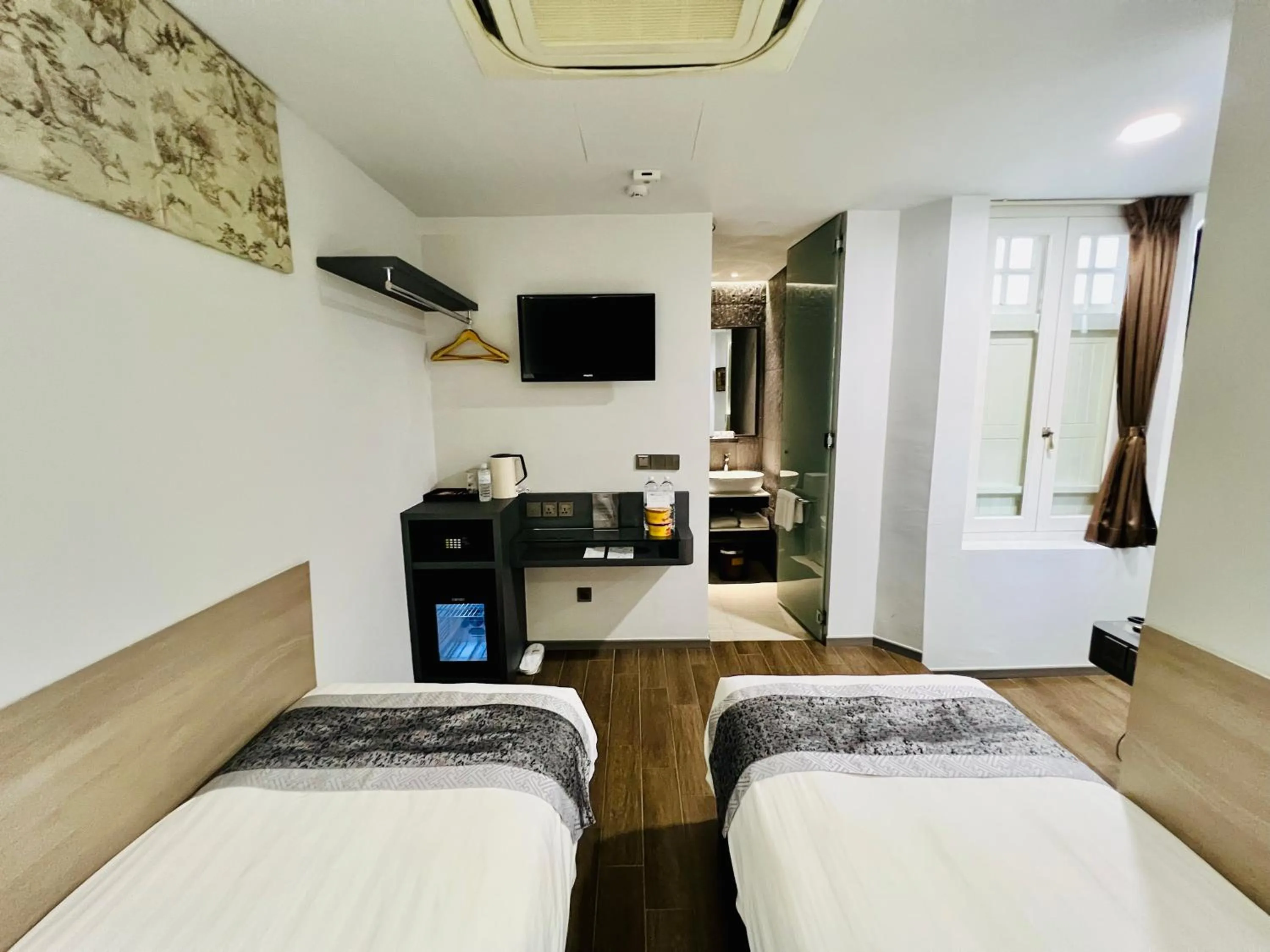 Photo of the whole room, Bed in Bliss Hotel Singapore