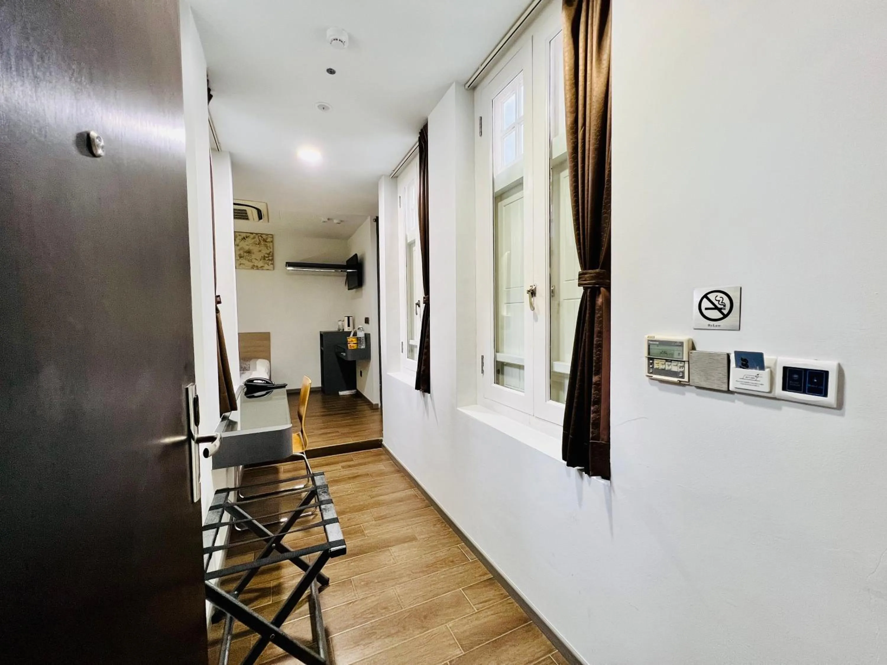 Photo of the whole room in Bliss Hotel Singapore