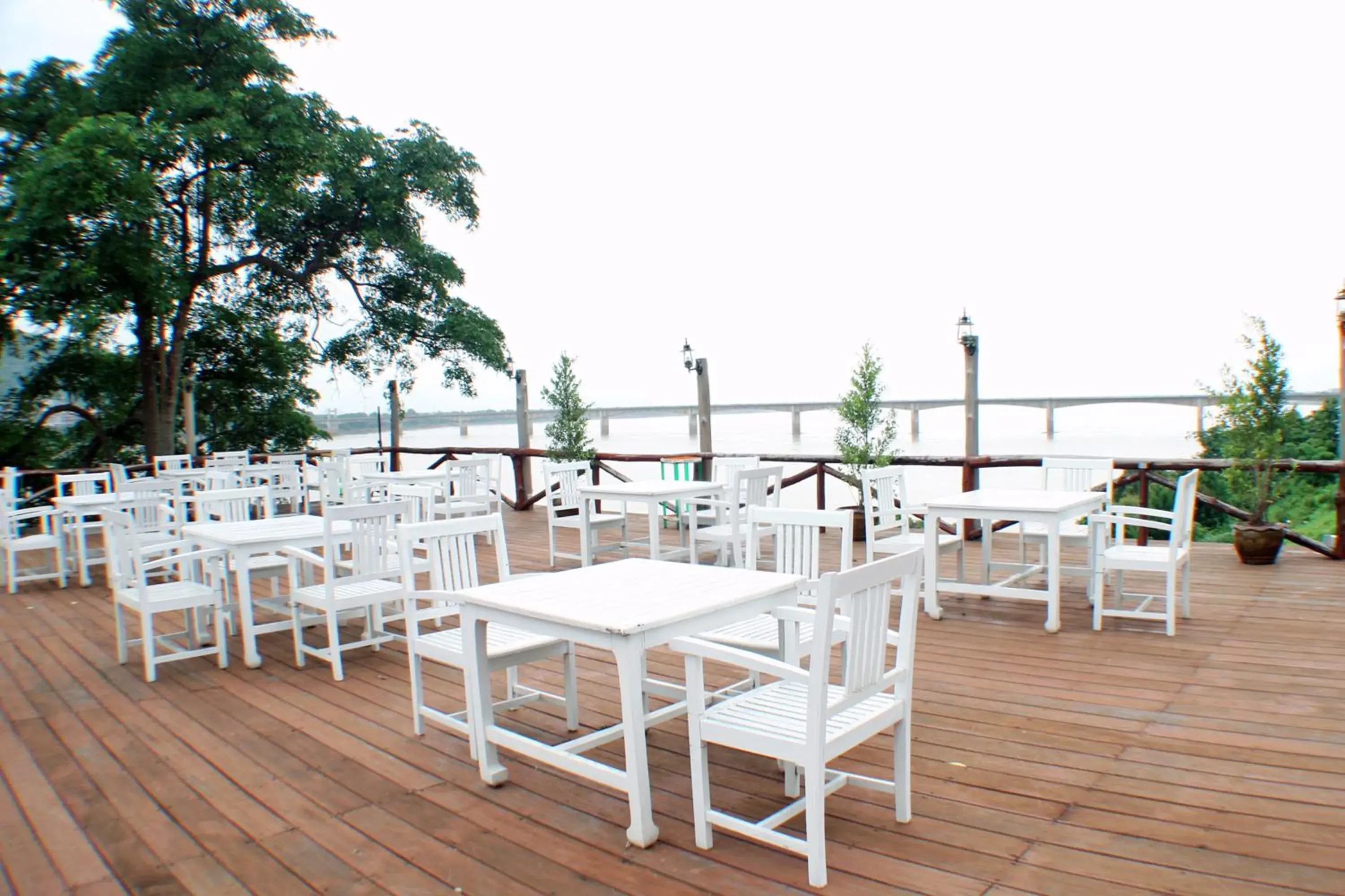 Restaurant/places to eat in Arawan Riverside Hotel Restaurant/places to eat in Arawan Riverside Hotel