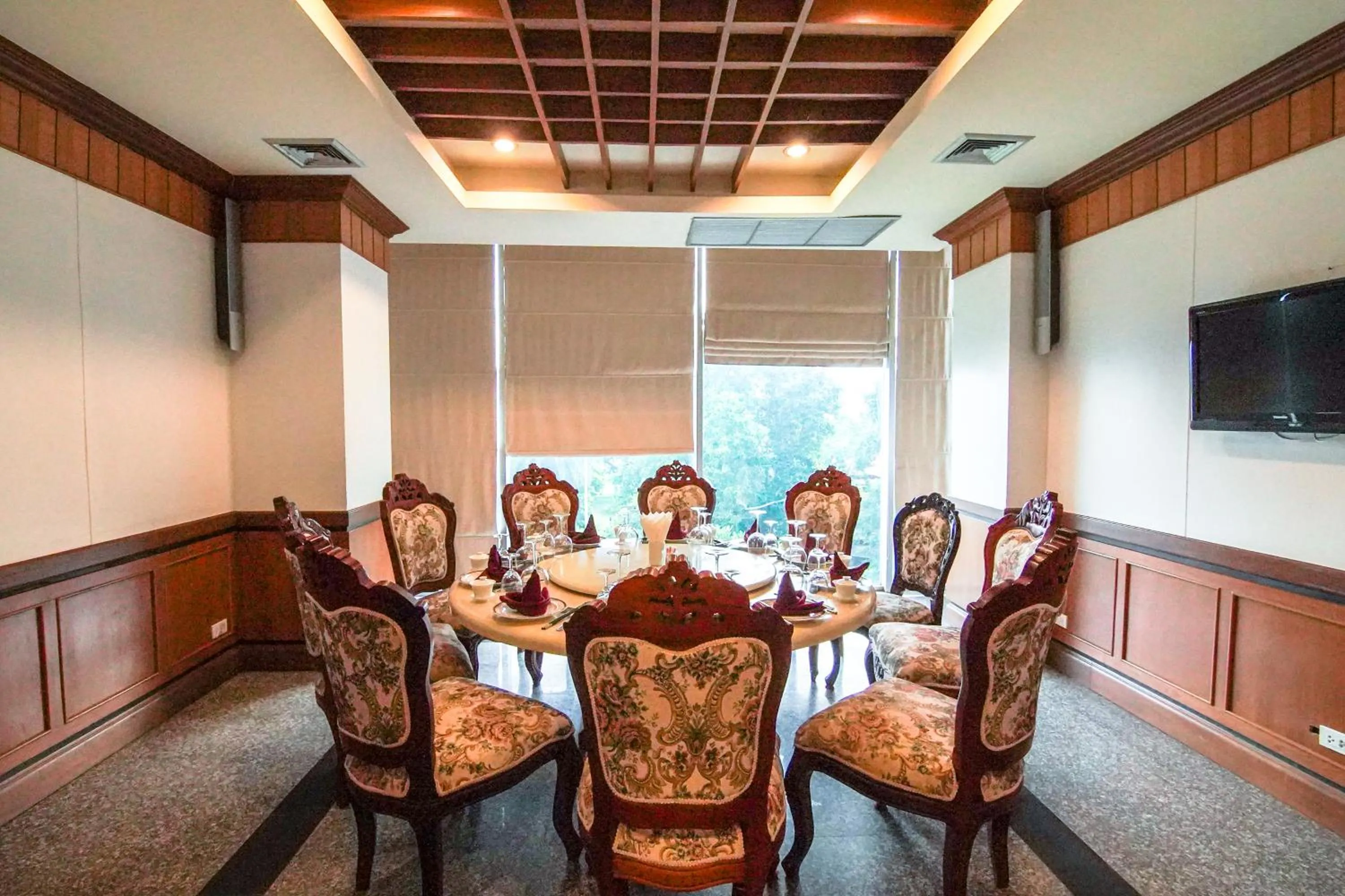 Restaurant/places to eat in Arawan Riverside Hotel