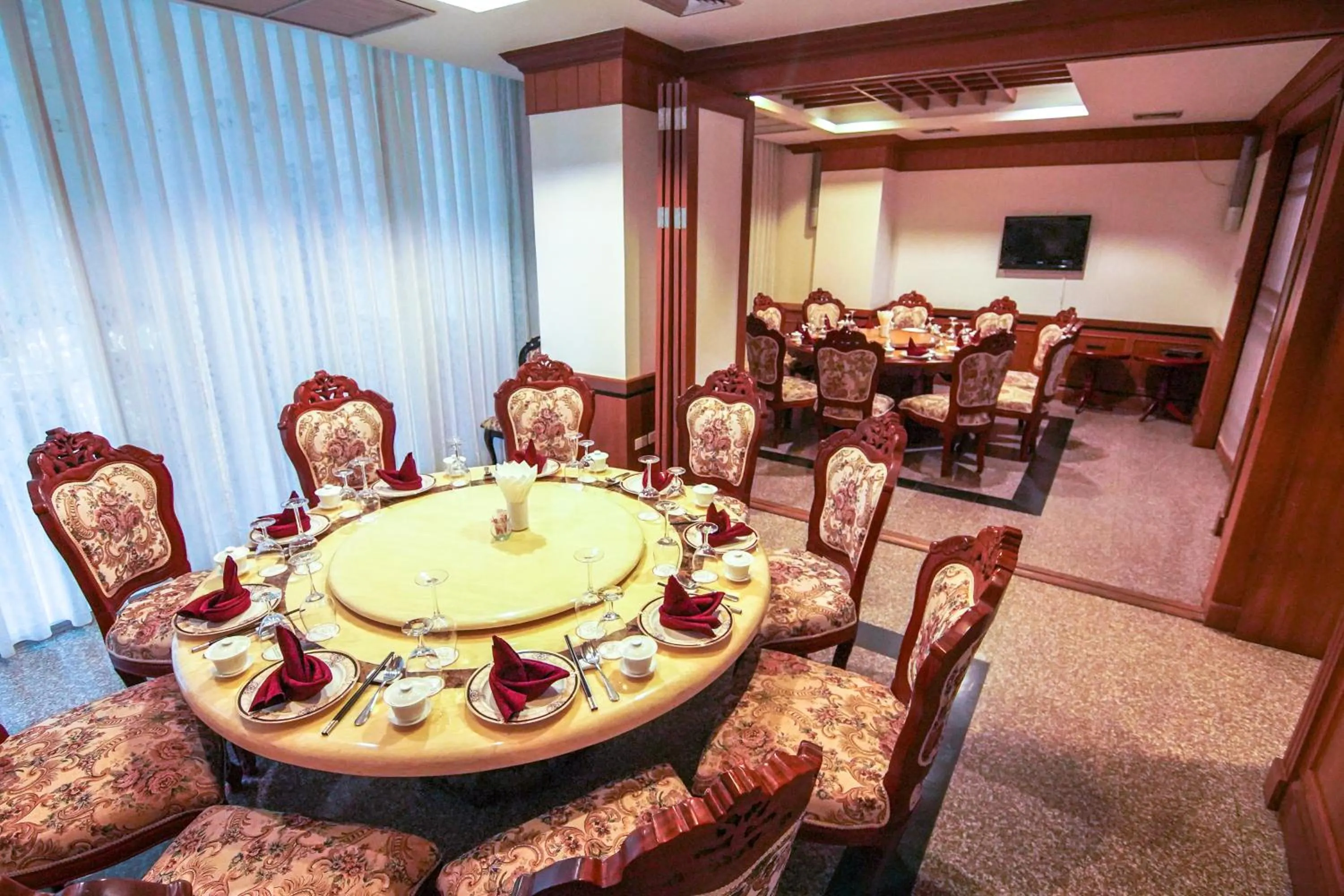 Restaurant/places to eat in Arawan Riverside Hotel