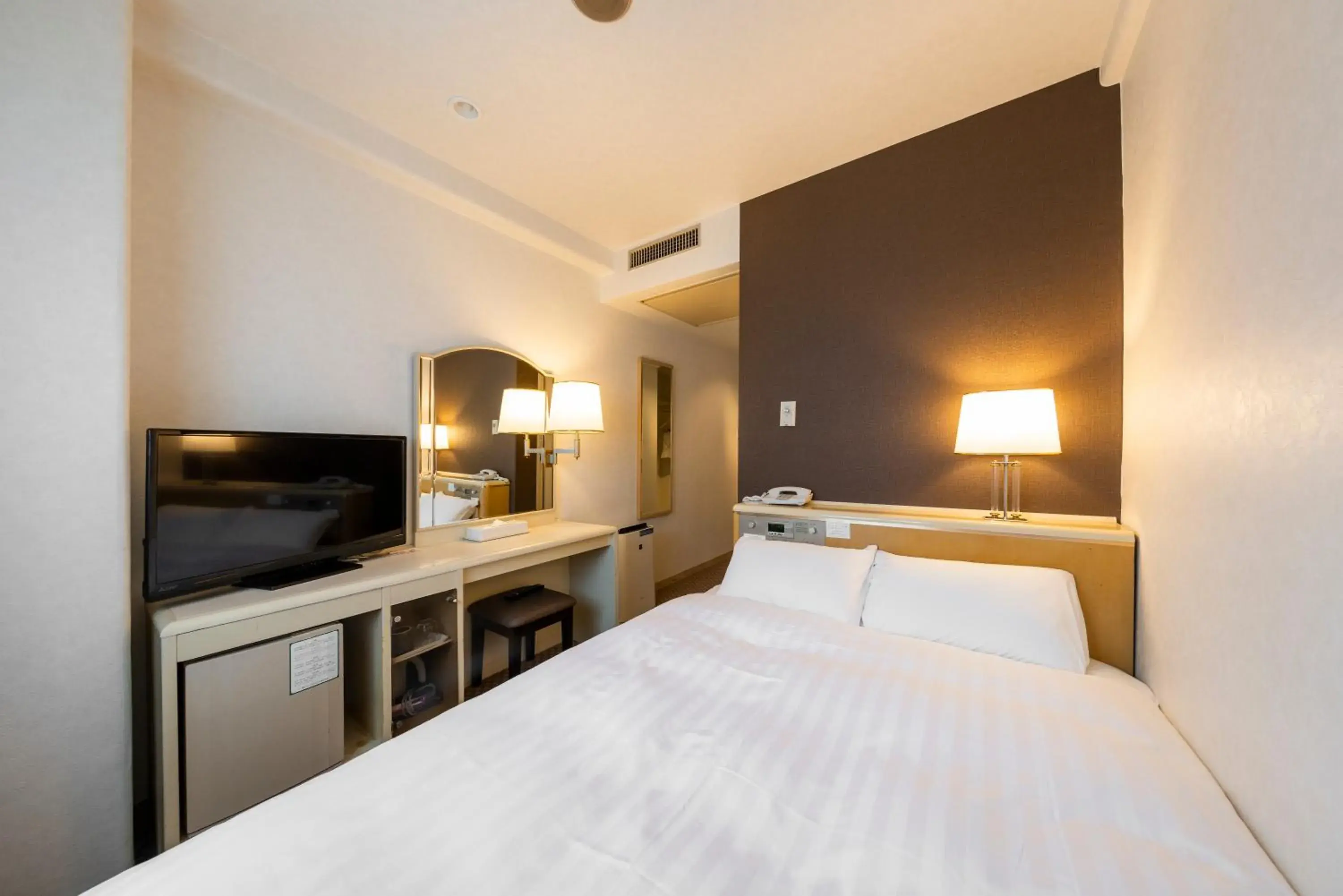 Small Double Room - Smoking in Okayama Washington Hotel Plaza Small Double Room - Smoking in Okayama Washington Hotel Plaza