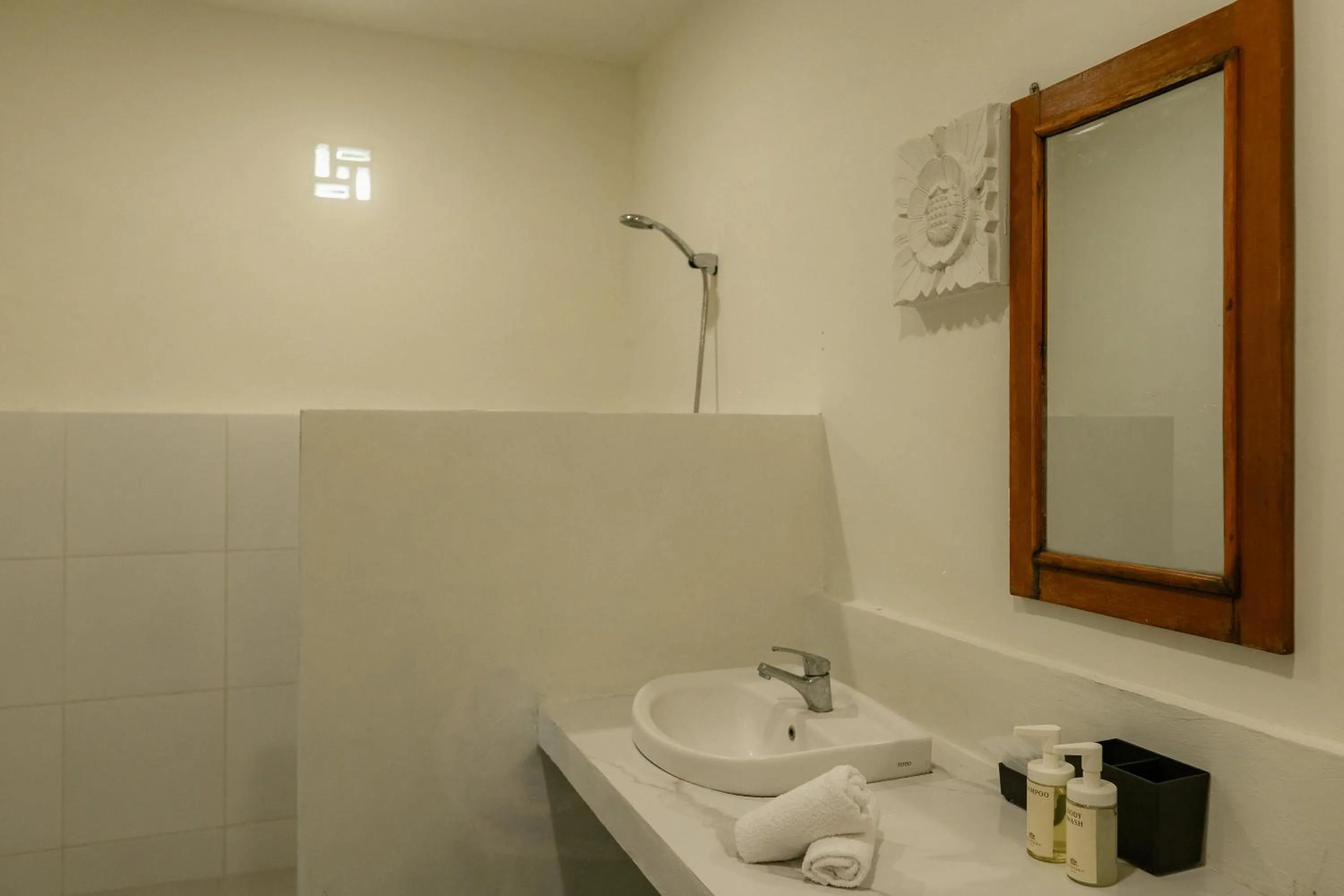 Bathroom in Gili Paddy Hotel