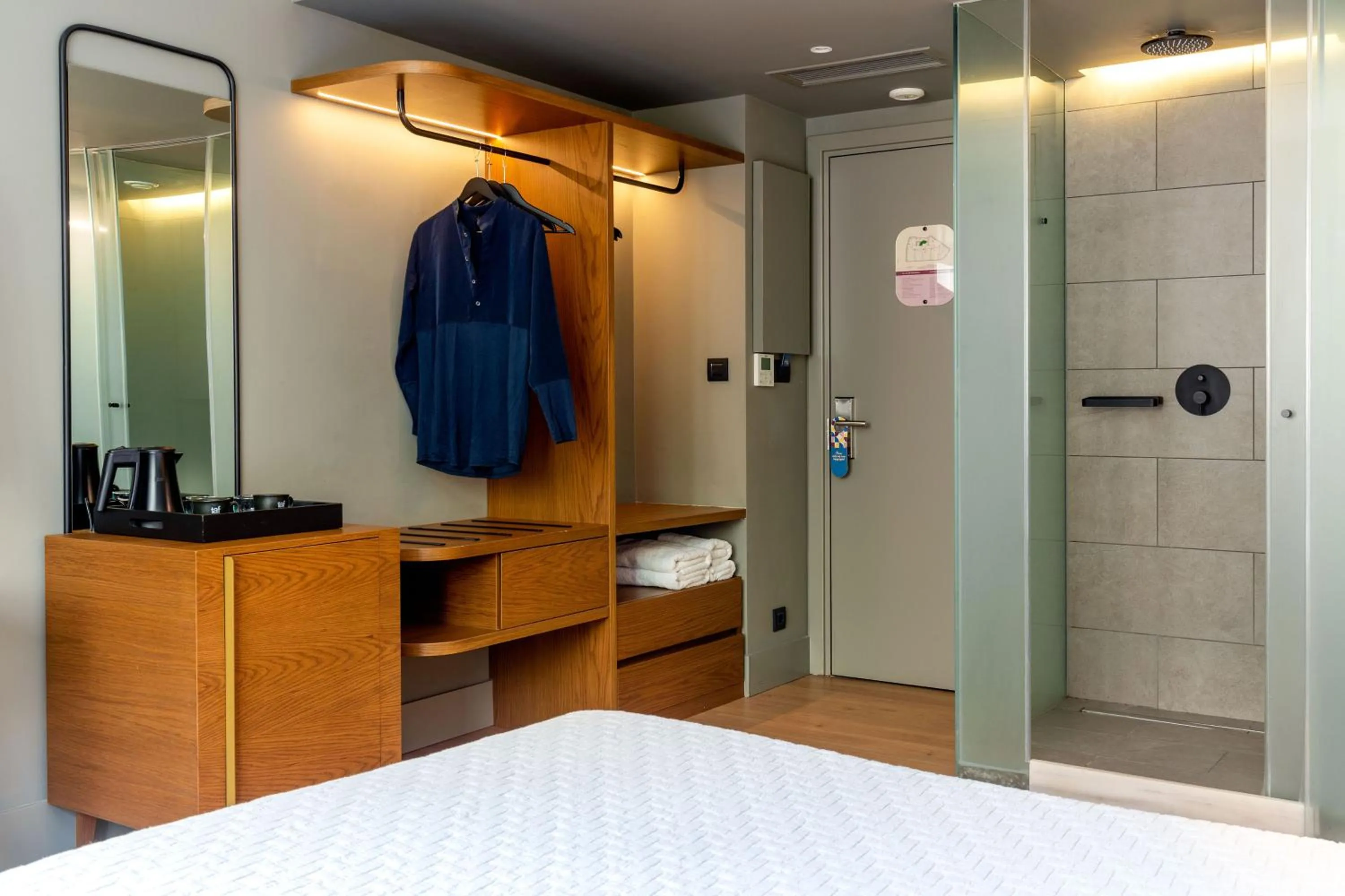 wardrobe, Bed in Bob W Athens Eolou