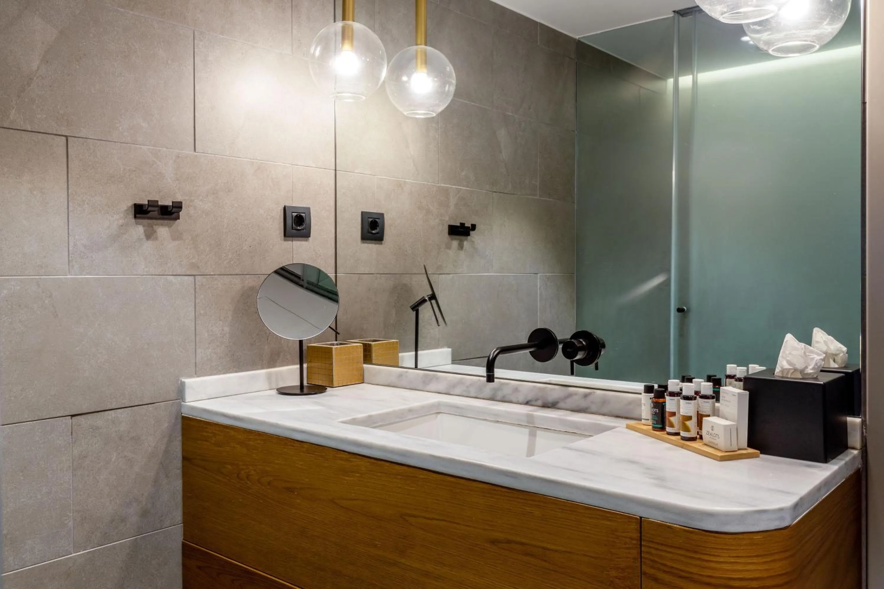 Bathroom in Bob W Athens Eolou