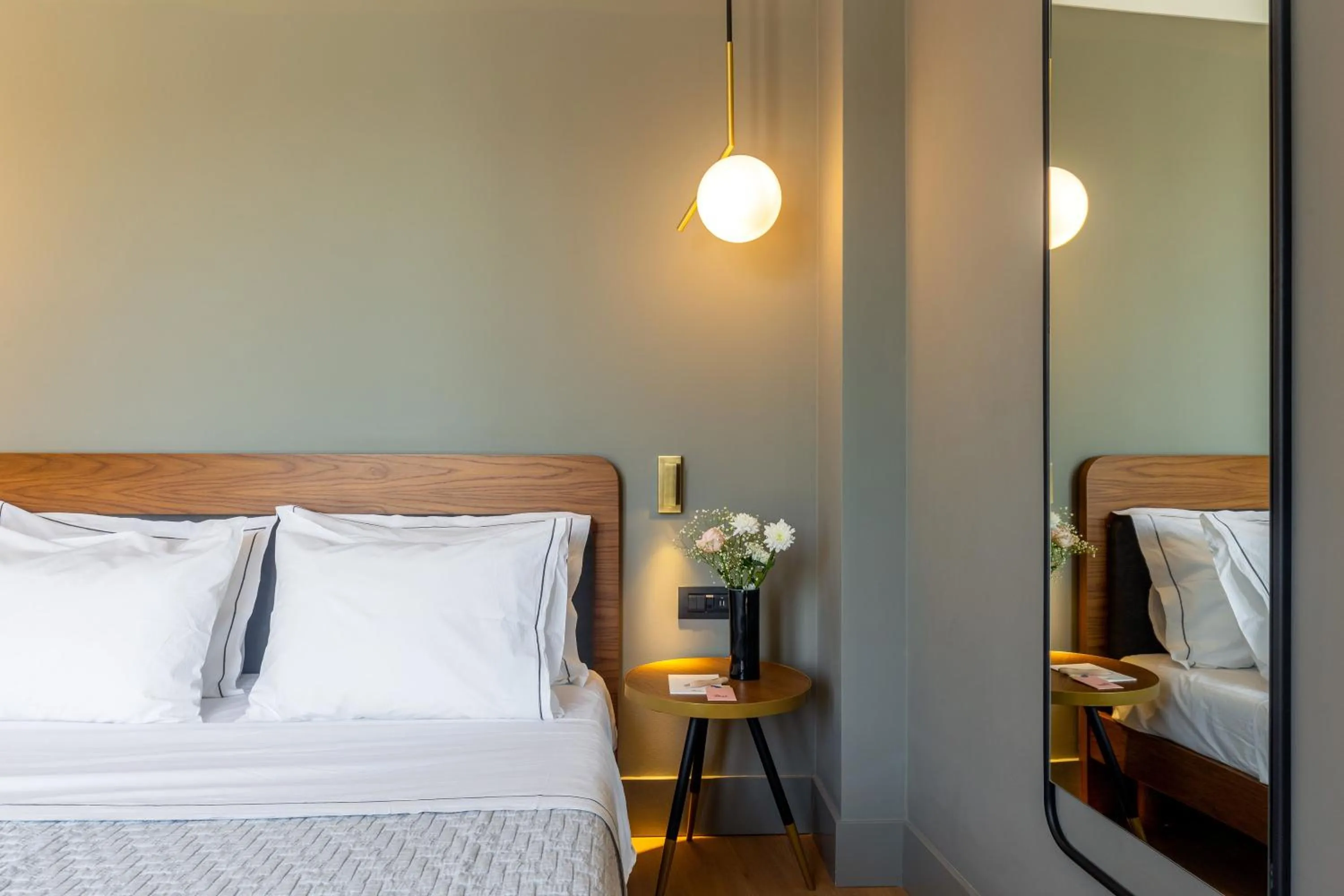 Bed in Bob W Athens Eolou