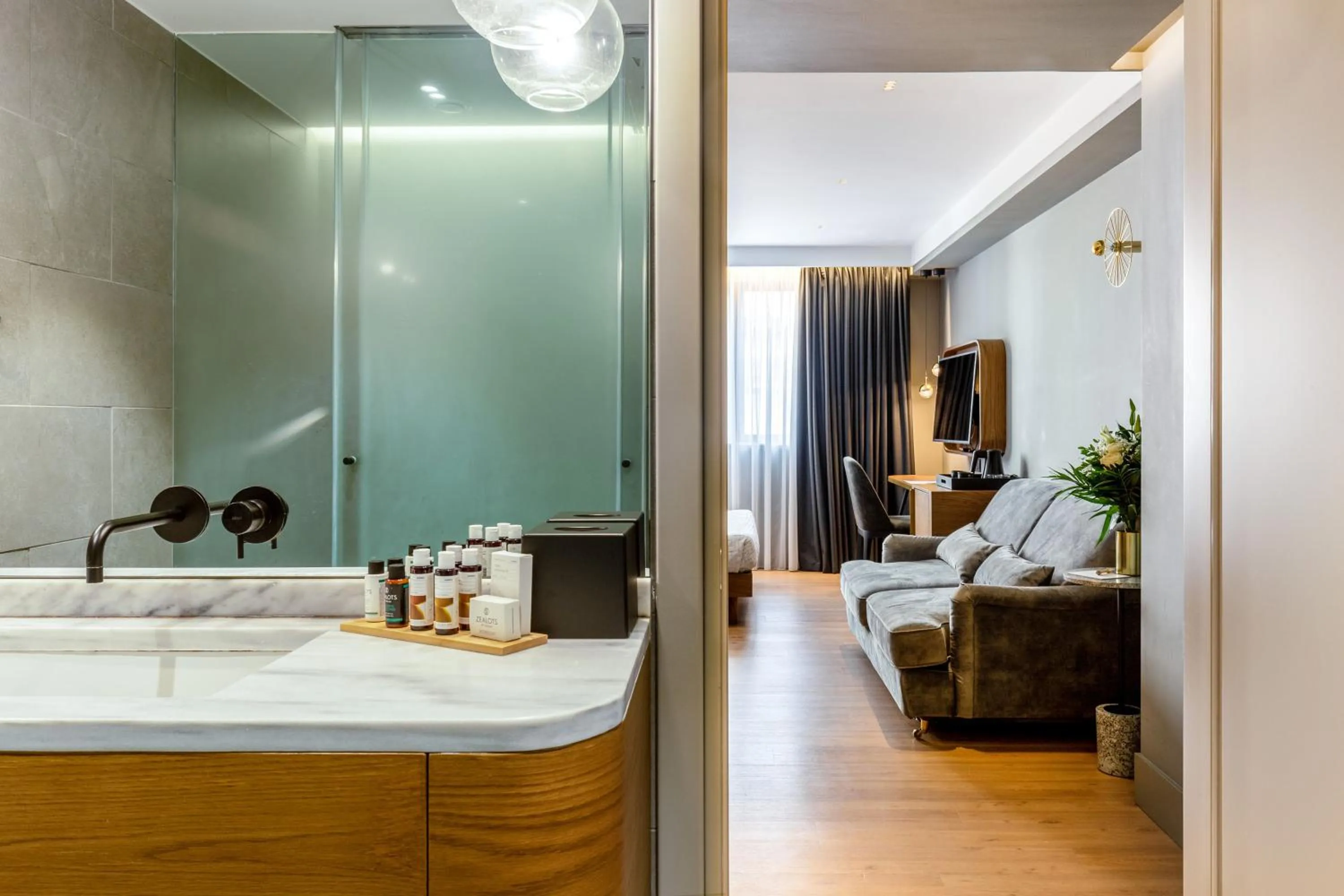 Bathroom, Bed in Bob W Athens Eolou