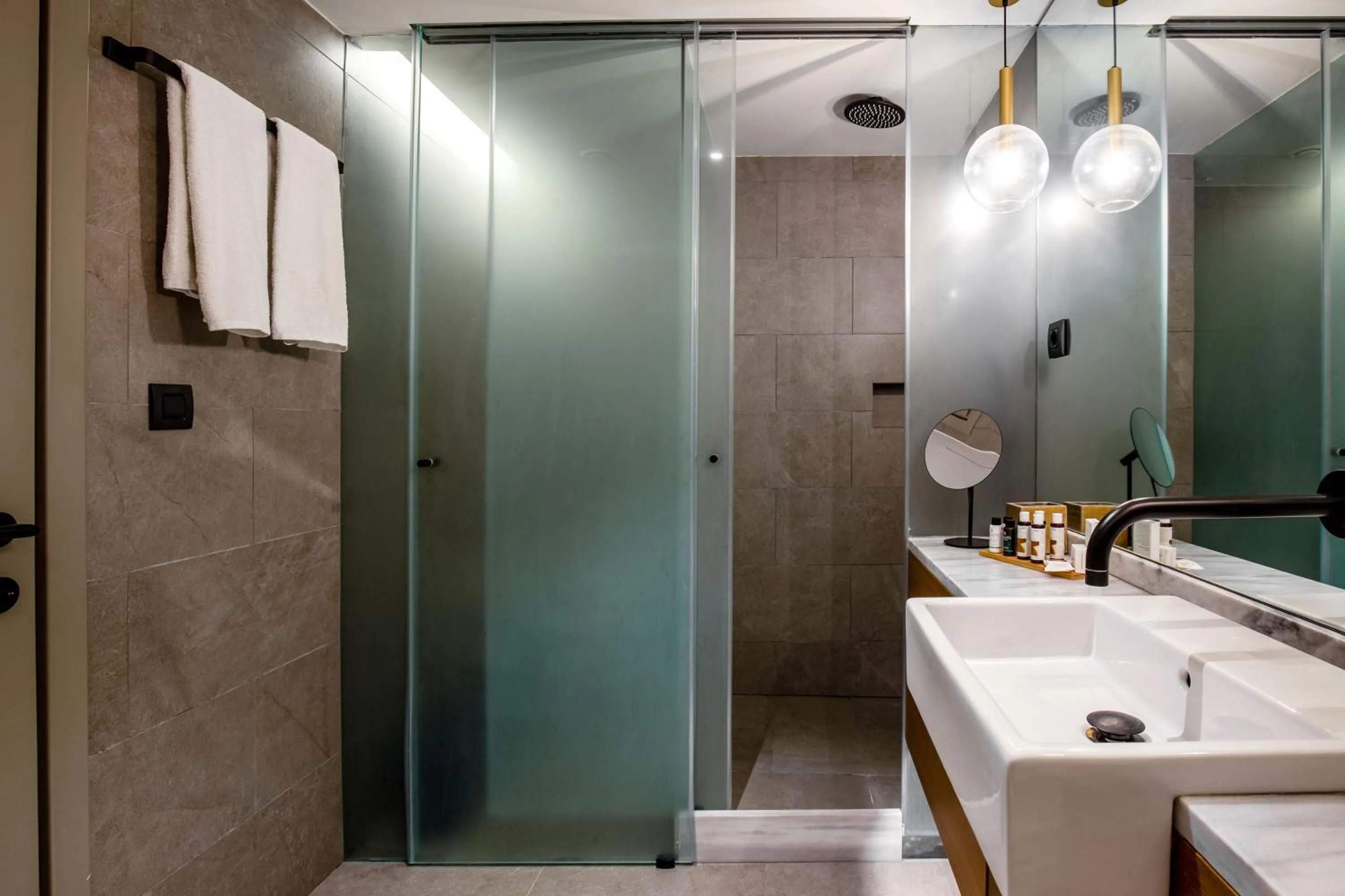 Bathroom in Bob W Athens Eolou