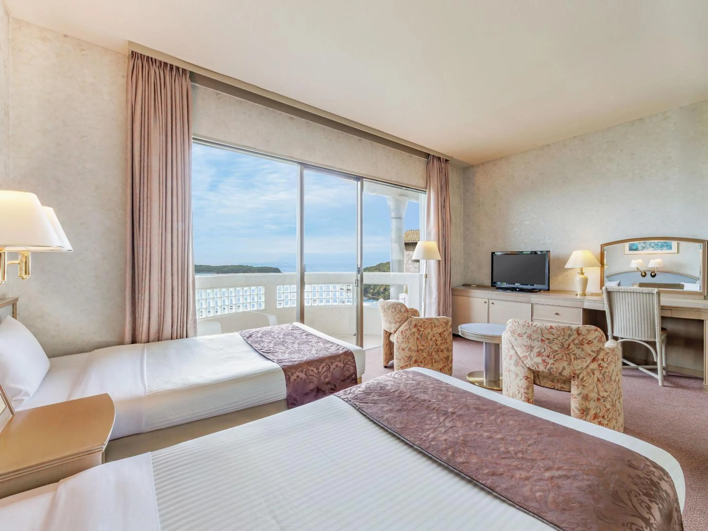 Photo of the whole room, Bed in Izumigo Hotel Altia Toba