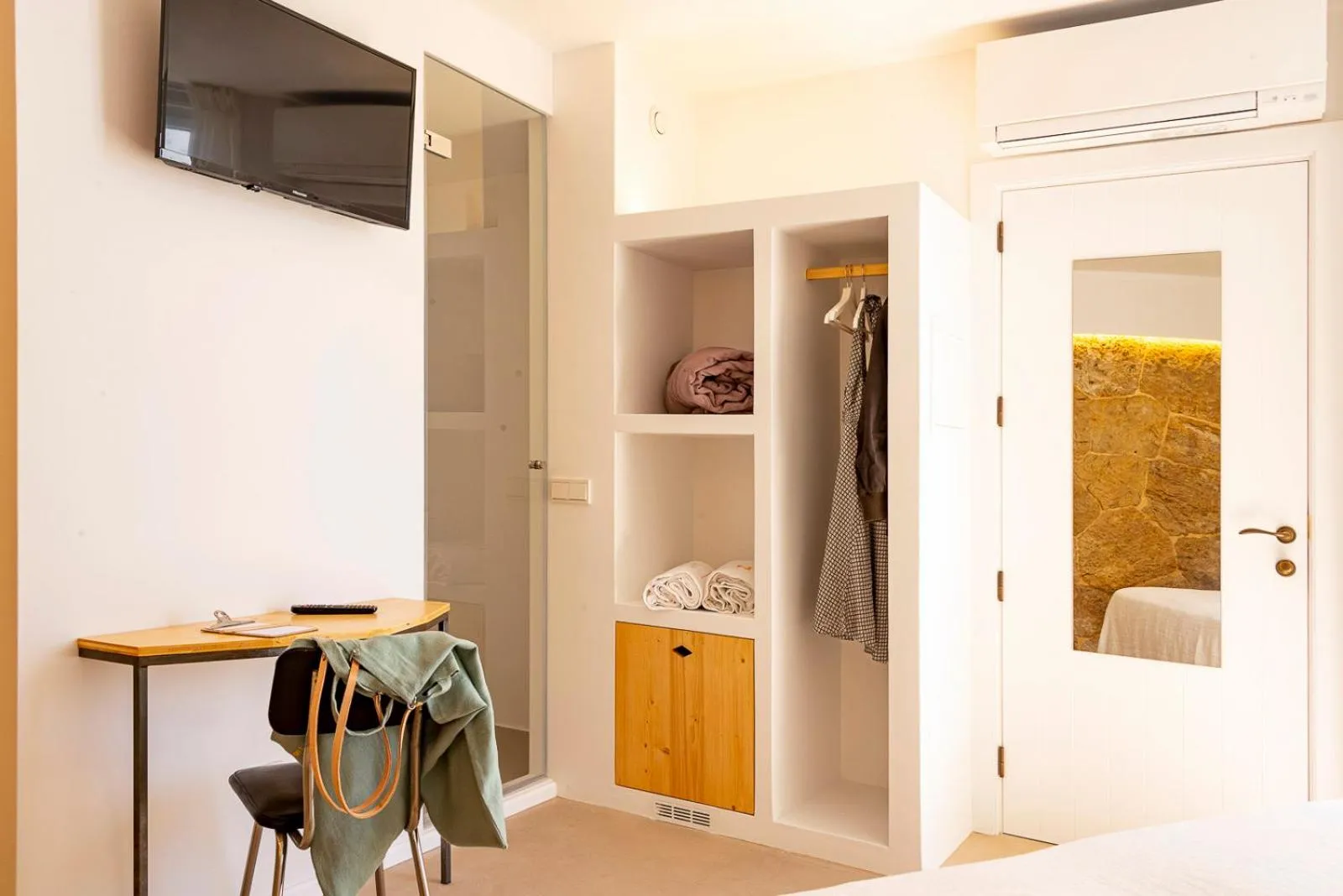 Photo of the whole room, Bed in Noualt