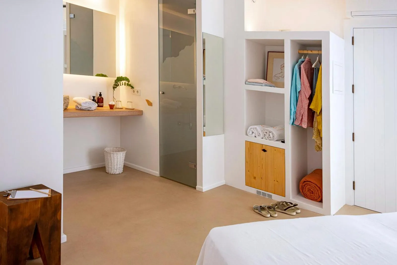 Photo of the whole room, Bed in Noualt