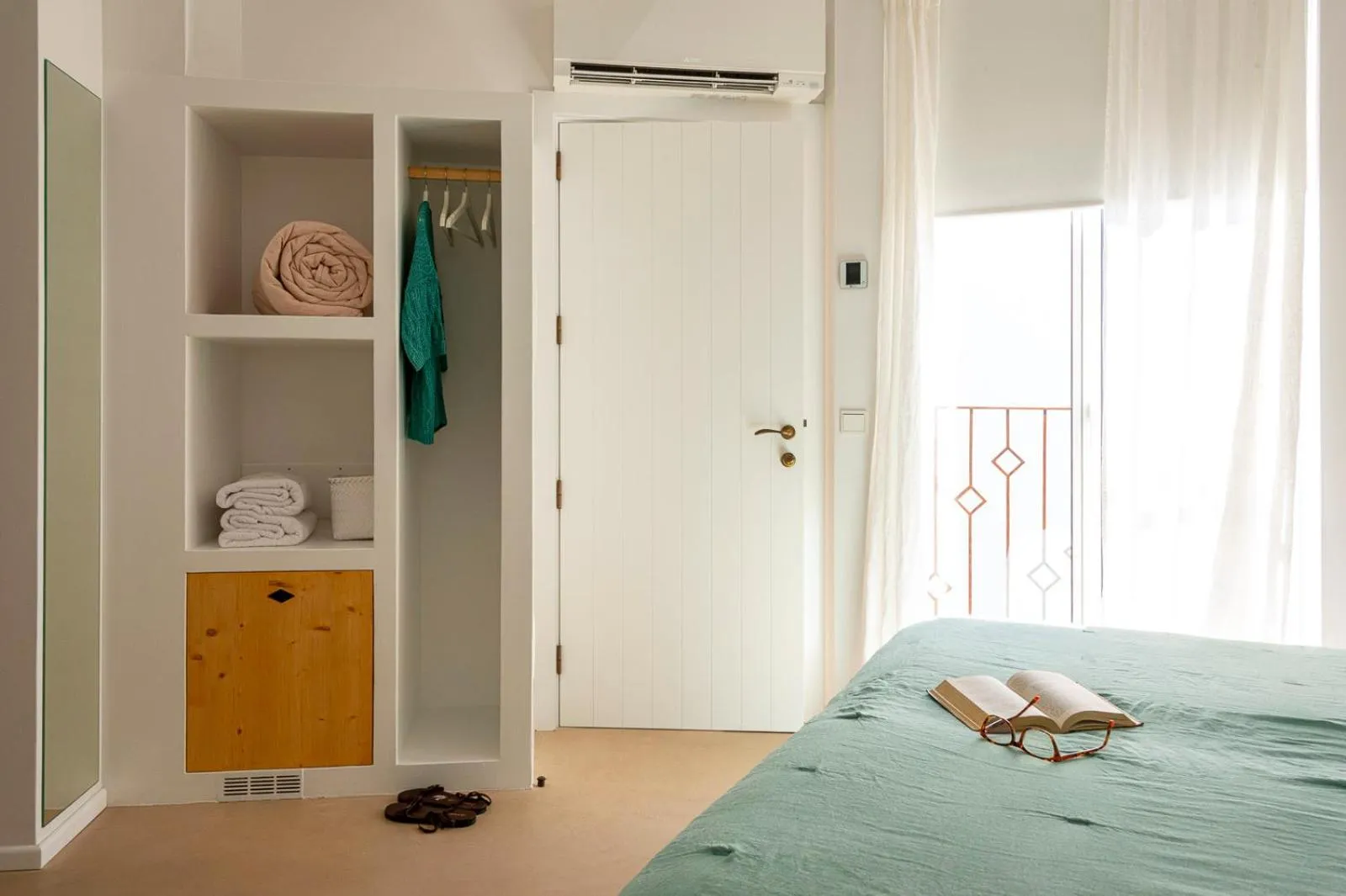 Photo of the whole room, Bed in Noualt