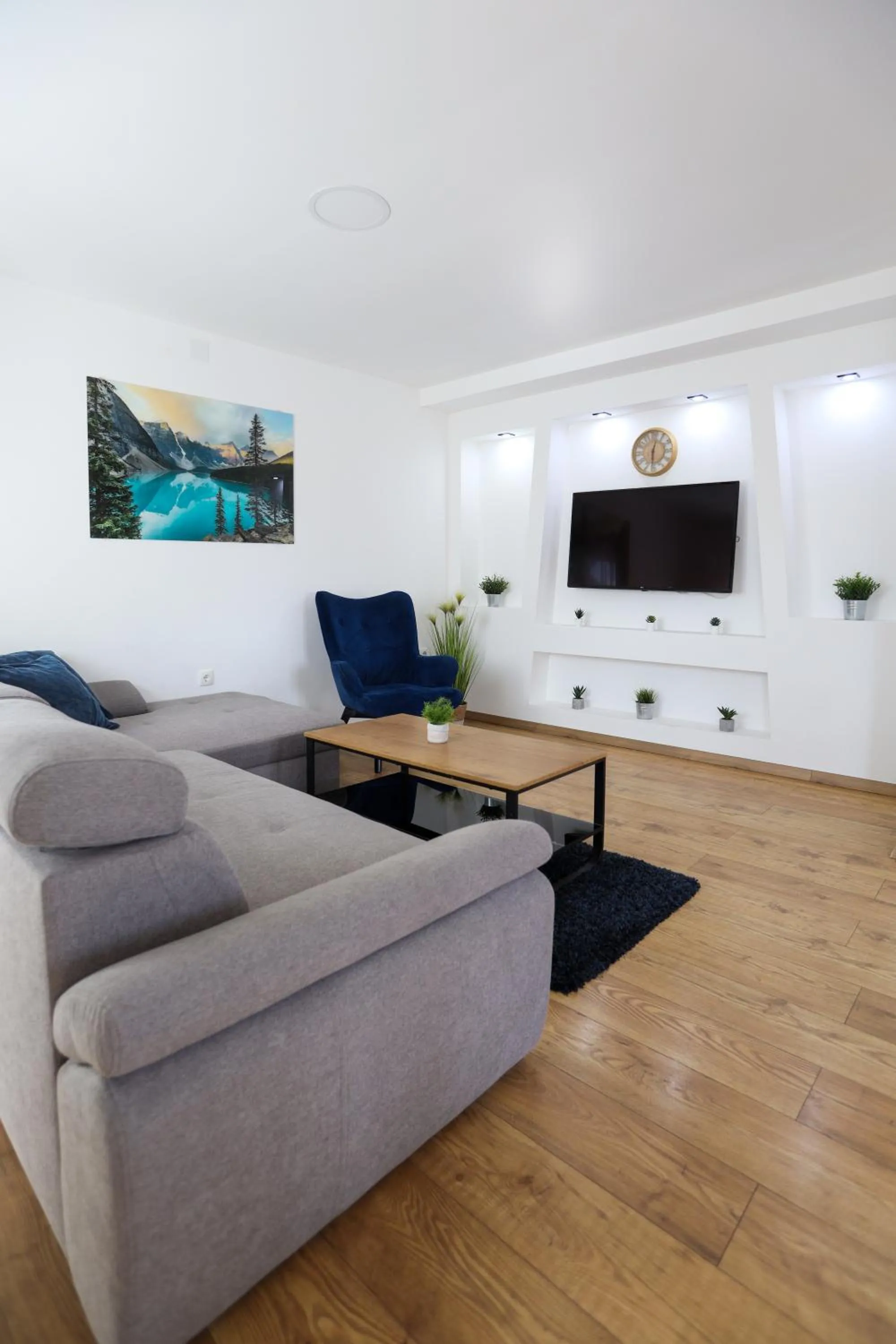 Communal lounge/ TV room in Airport Stay Apartments