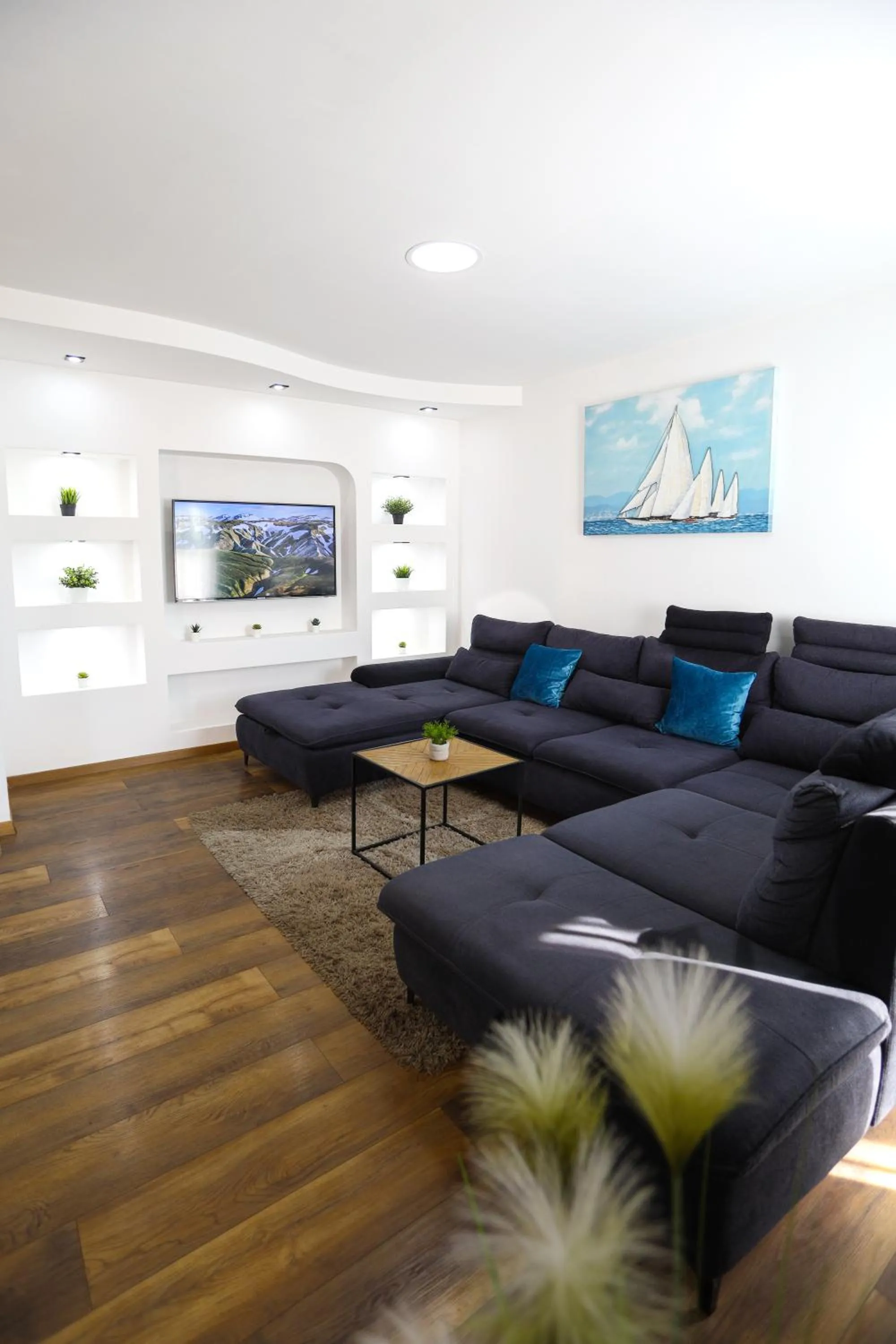Communal lounge/ TV room in Airport Stay Apartments