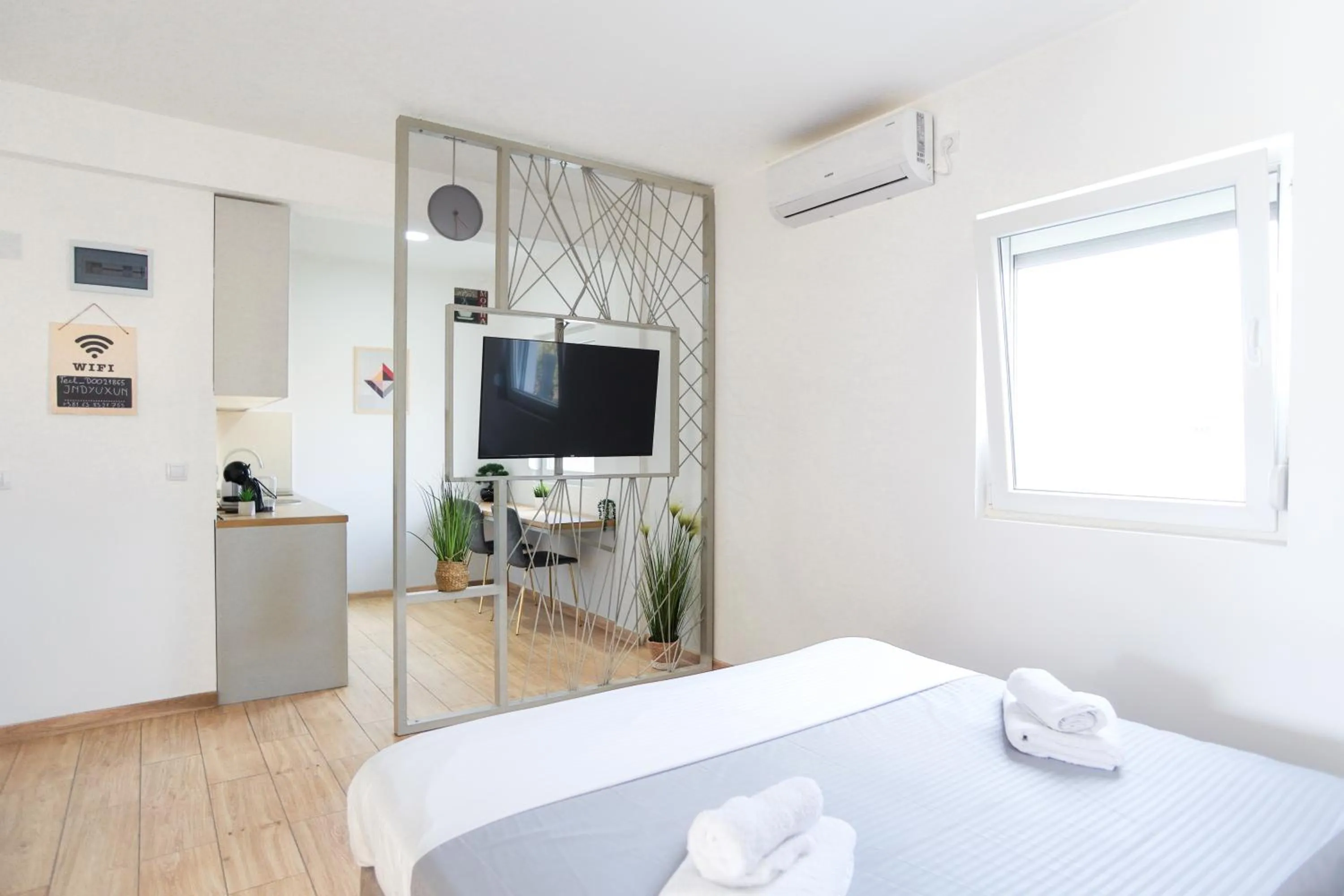Communal lounge/ TV room, Bed in Airport Stay Apartments