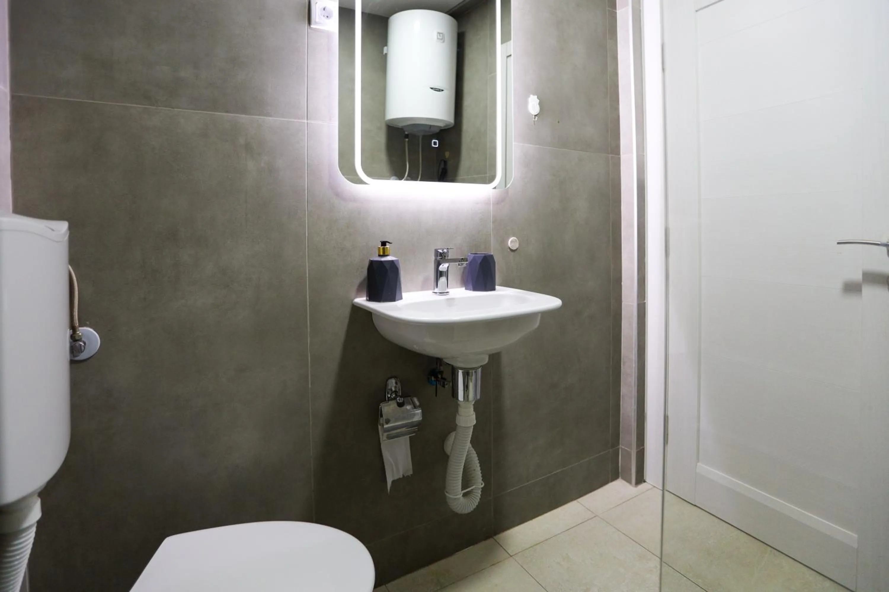 Shower in Airport Stay Apartments