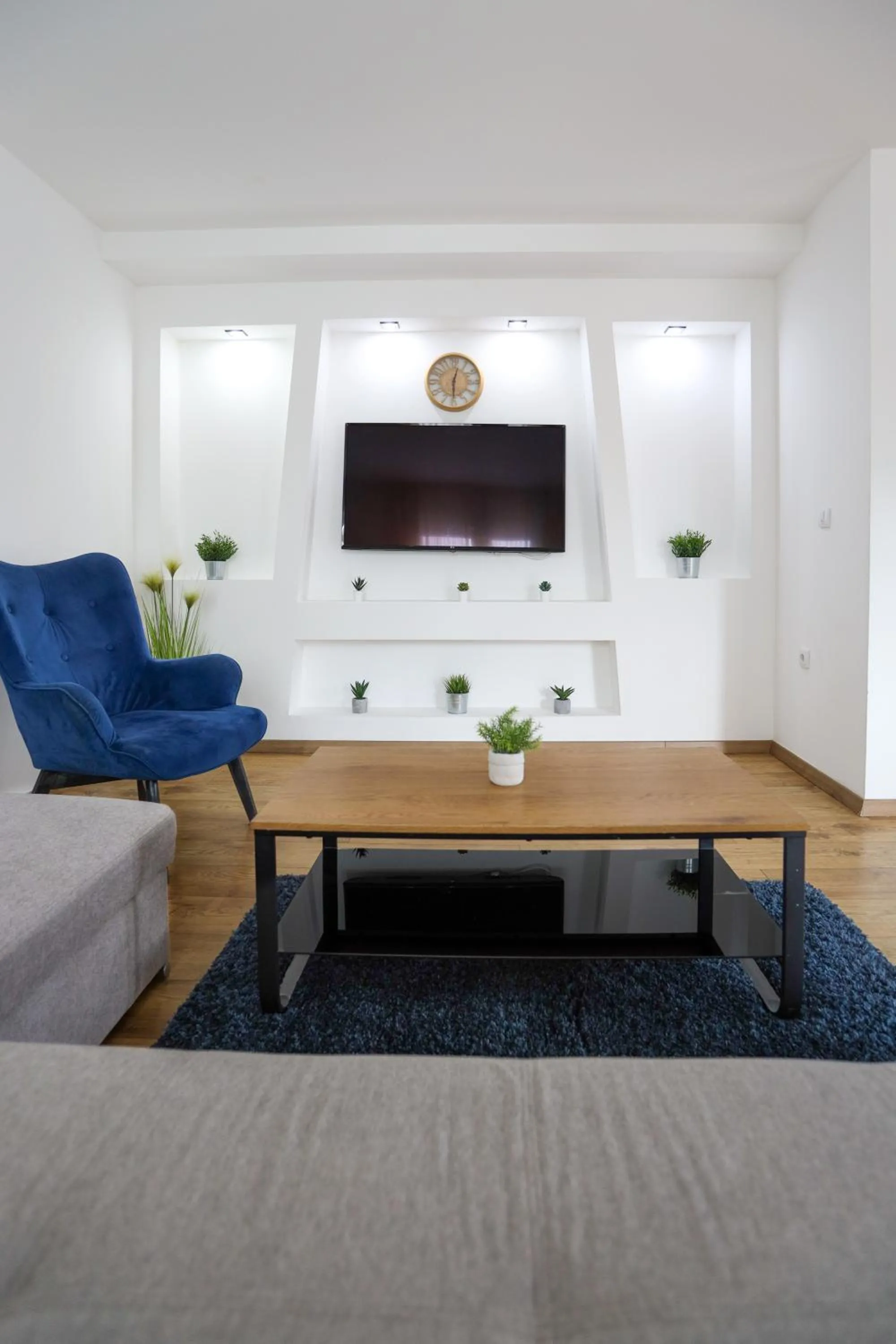 Communal lounge/ TV room in Airport Stay Apartments