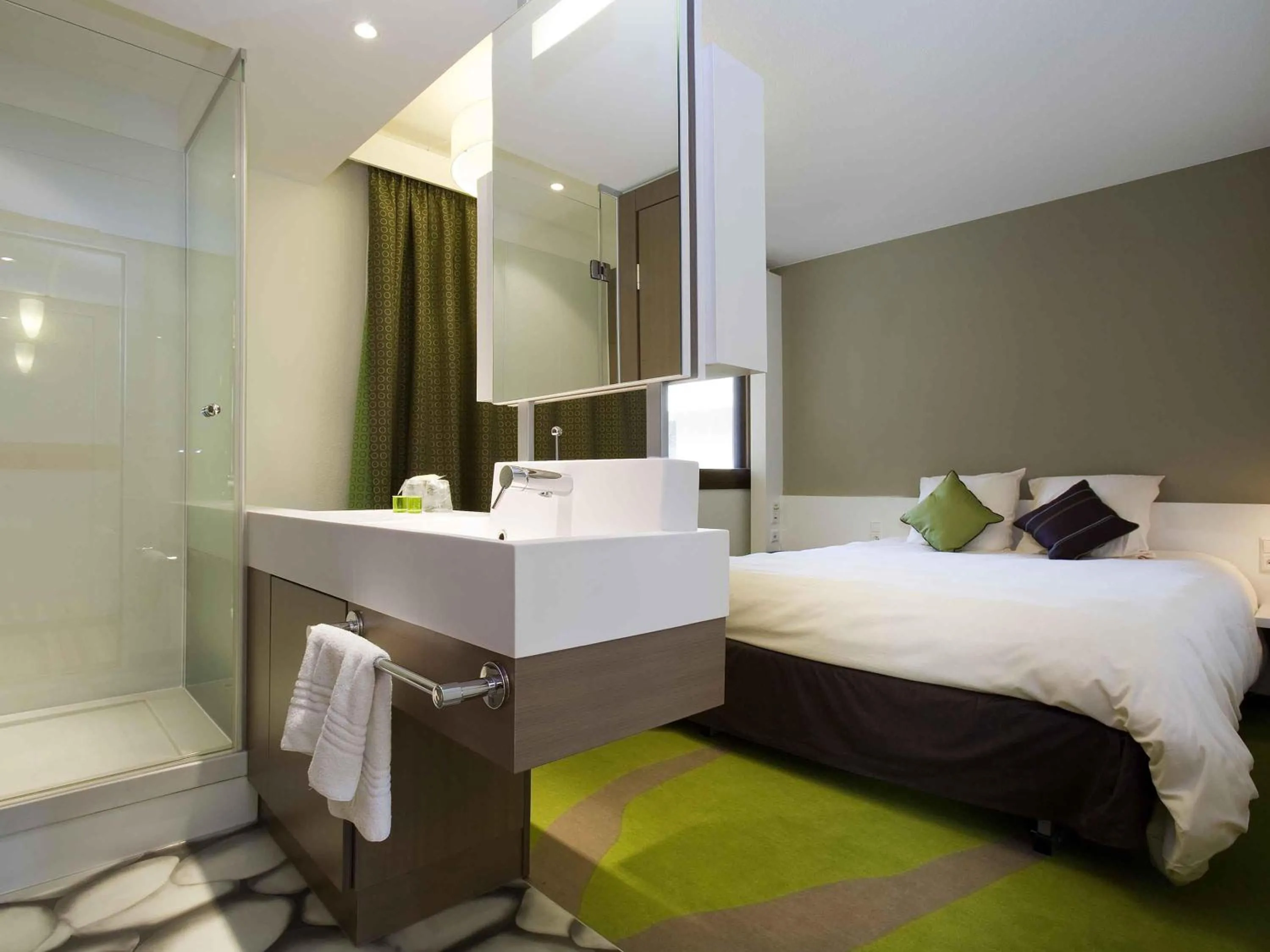 Bedroom, Bed in ibis Styles Bordeaux Aéroport