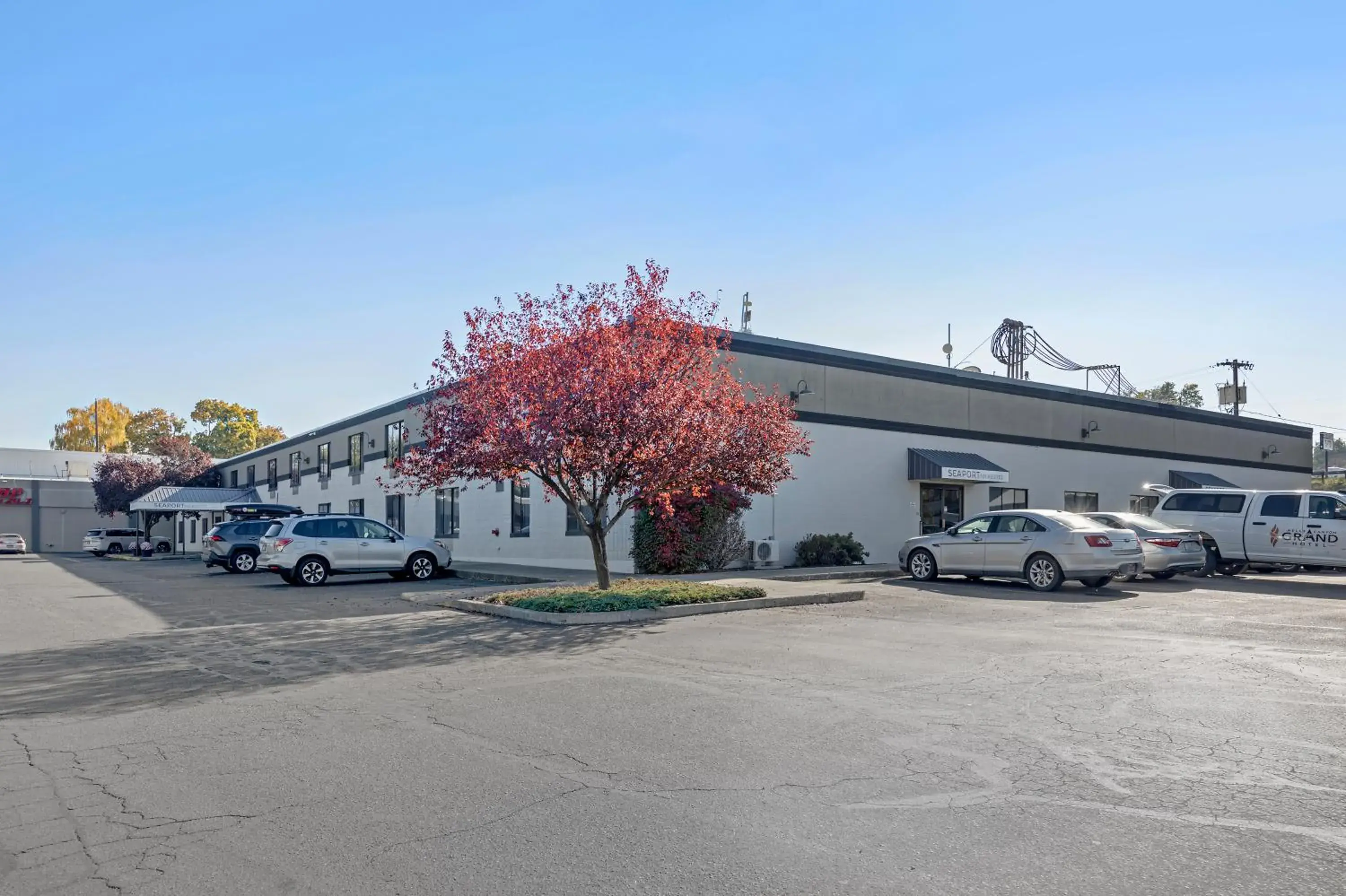 Property building in Seaport Inn & Suites Property building in Seaport Inn & Suites