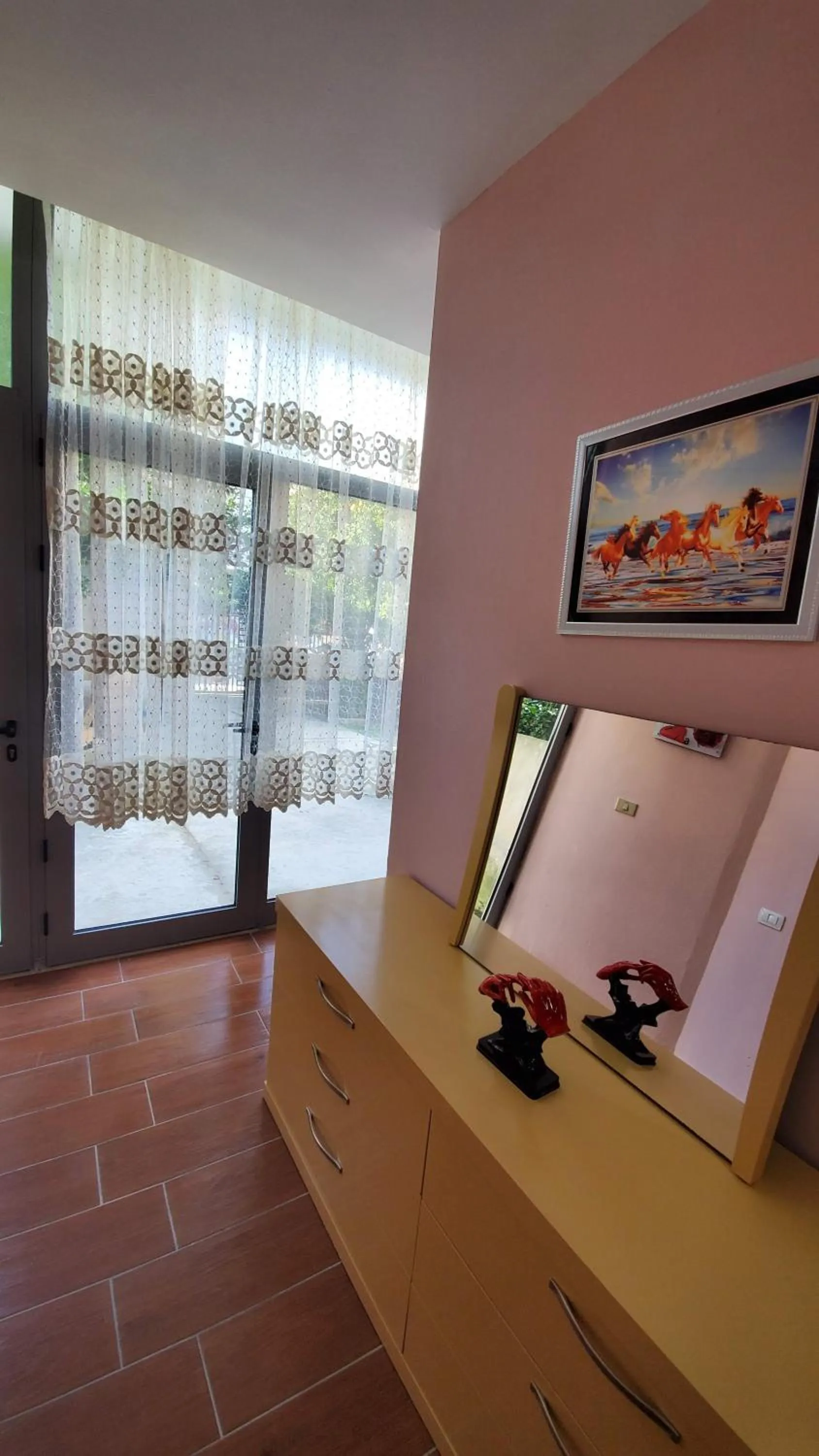 Communal lounge/ TV room, Bed in Chicago hotel