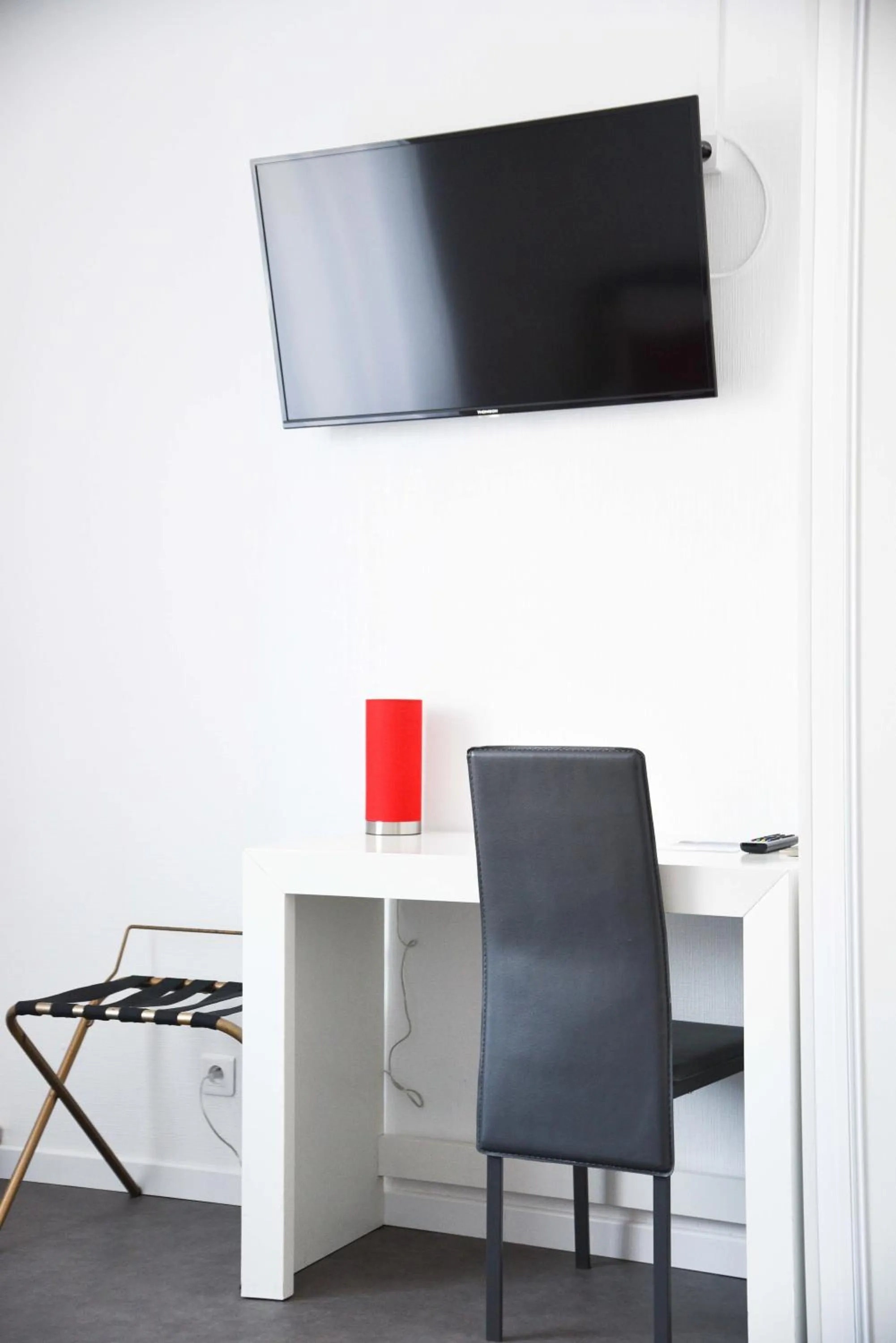 Photo of the whole room in Cit'Hôtel l'Europe - Cholet Gare