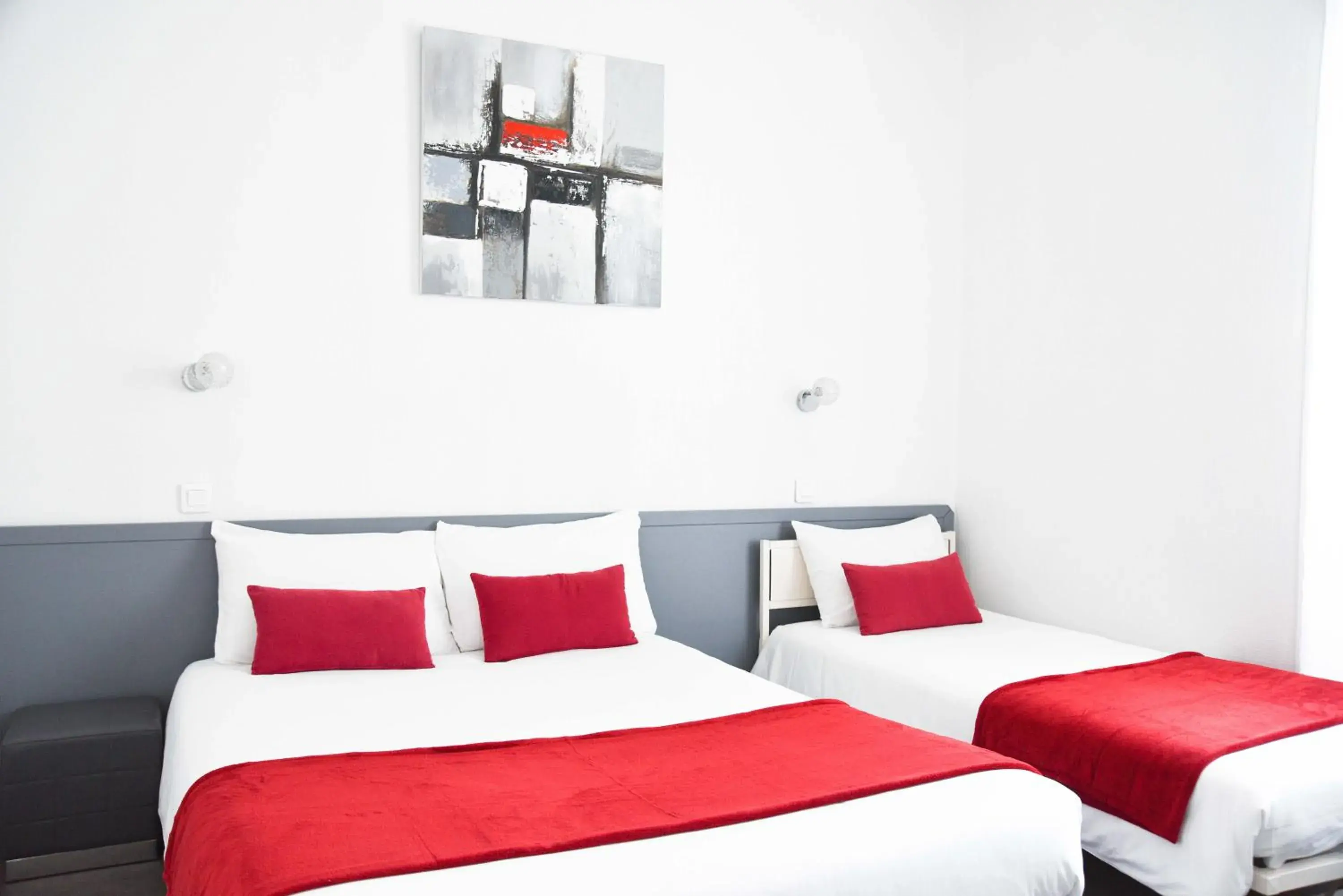 Triple Room in Cit'Hôtel l'Europe - Cholet Gare Triple Room in Cit'Hôtel l'Europe - Cholet Gare