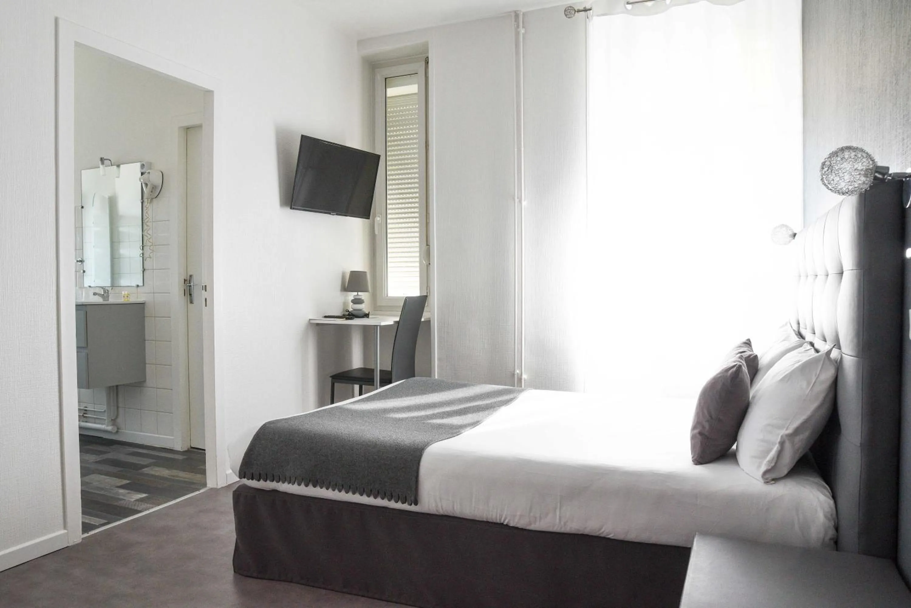 Living room, Bed in Cit'Hôtel l'Europe - Cholet Gare