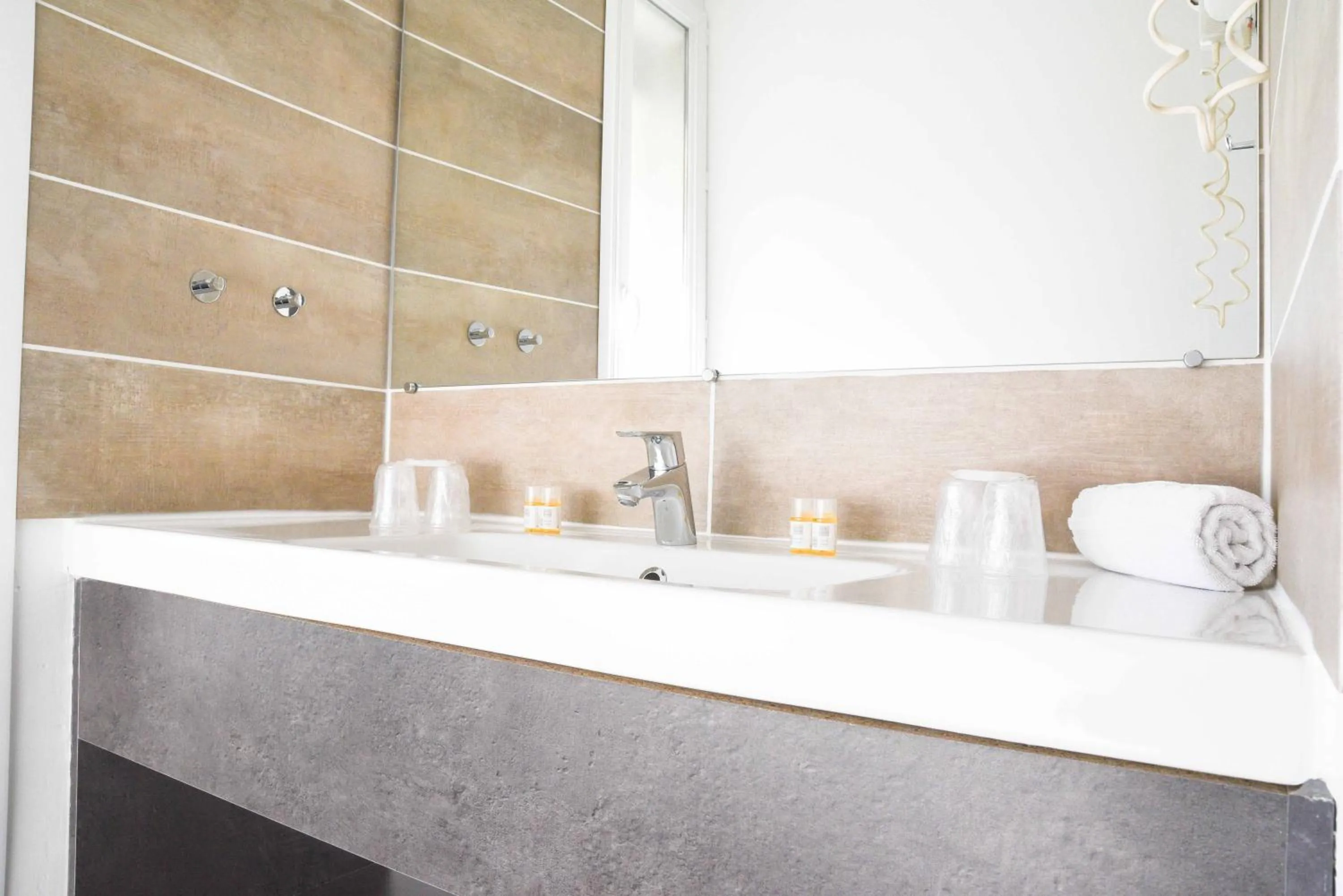 Bathroom in Cit'Hôtel l'Europe - Cholet Gare