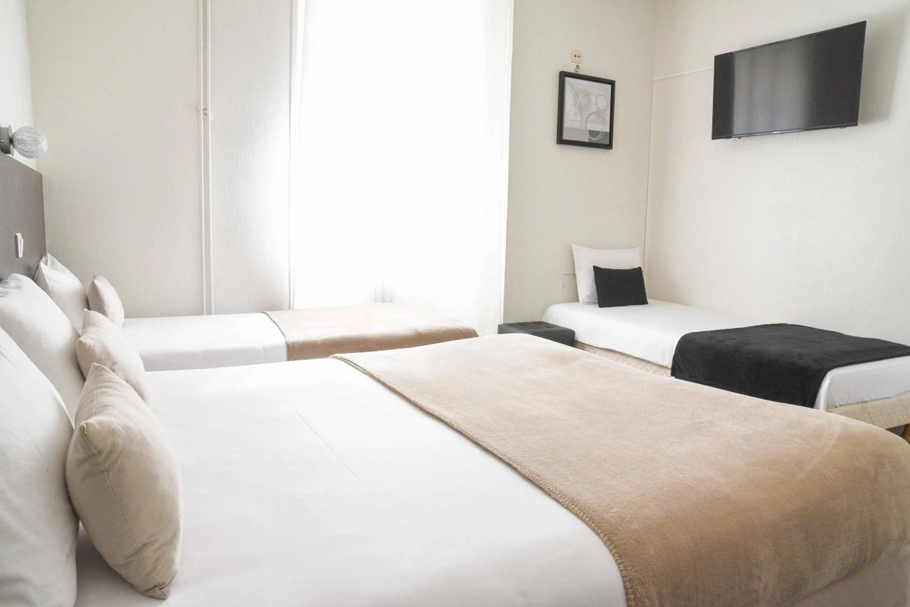 Bed in Cit'Hôtel l'Europe - Cholet Gare