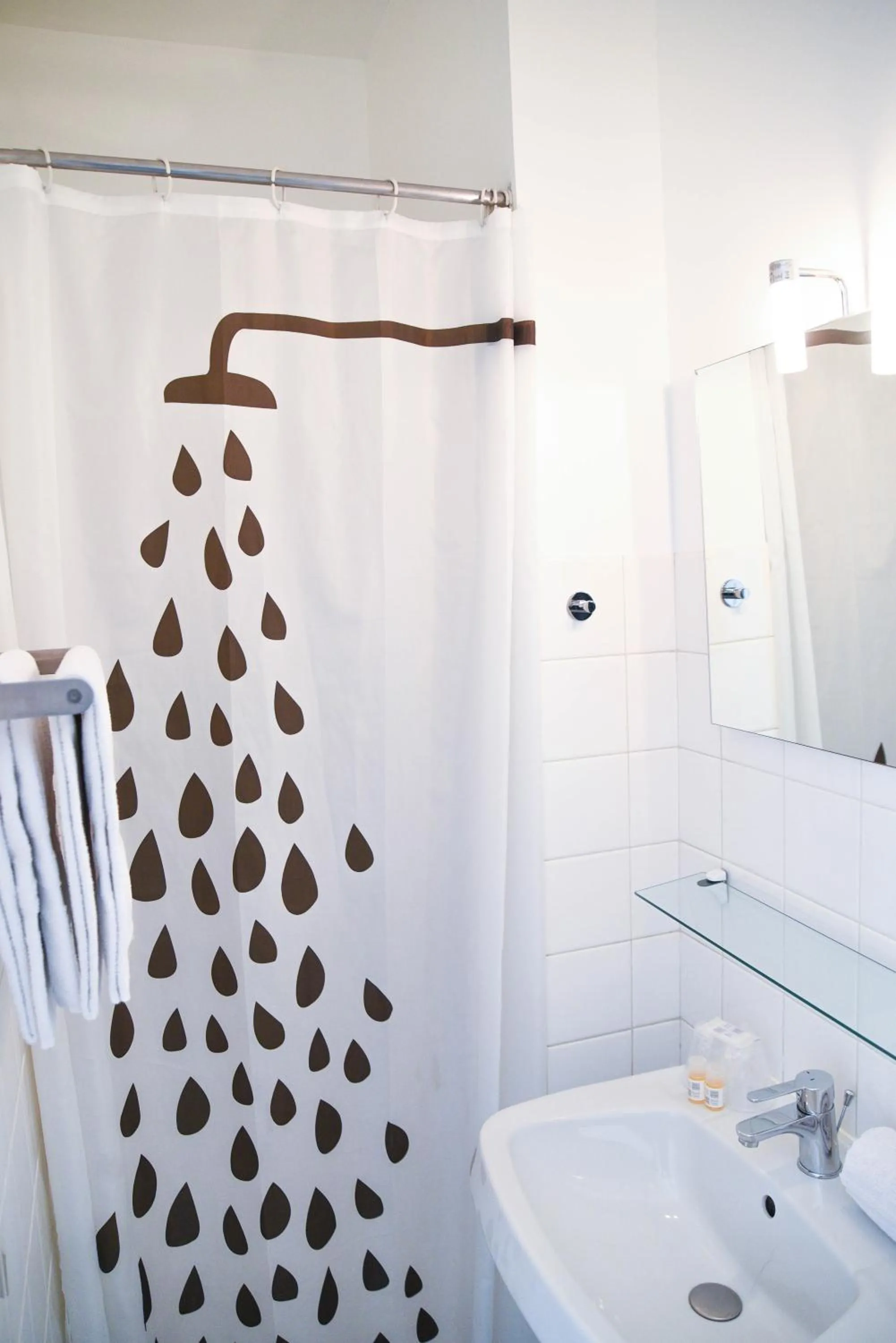 Shower in Cit'Hôtel l'Europe - Cholet Gare