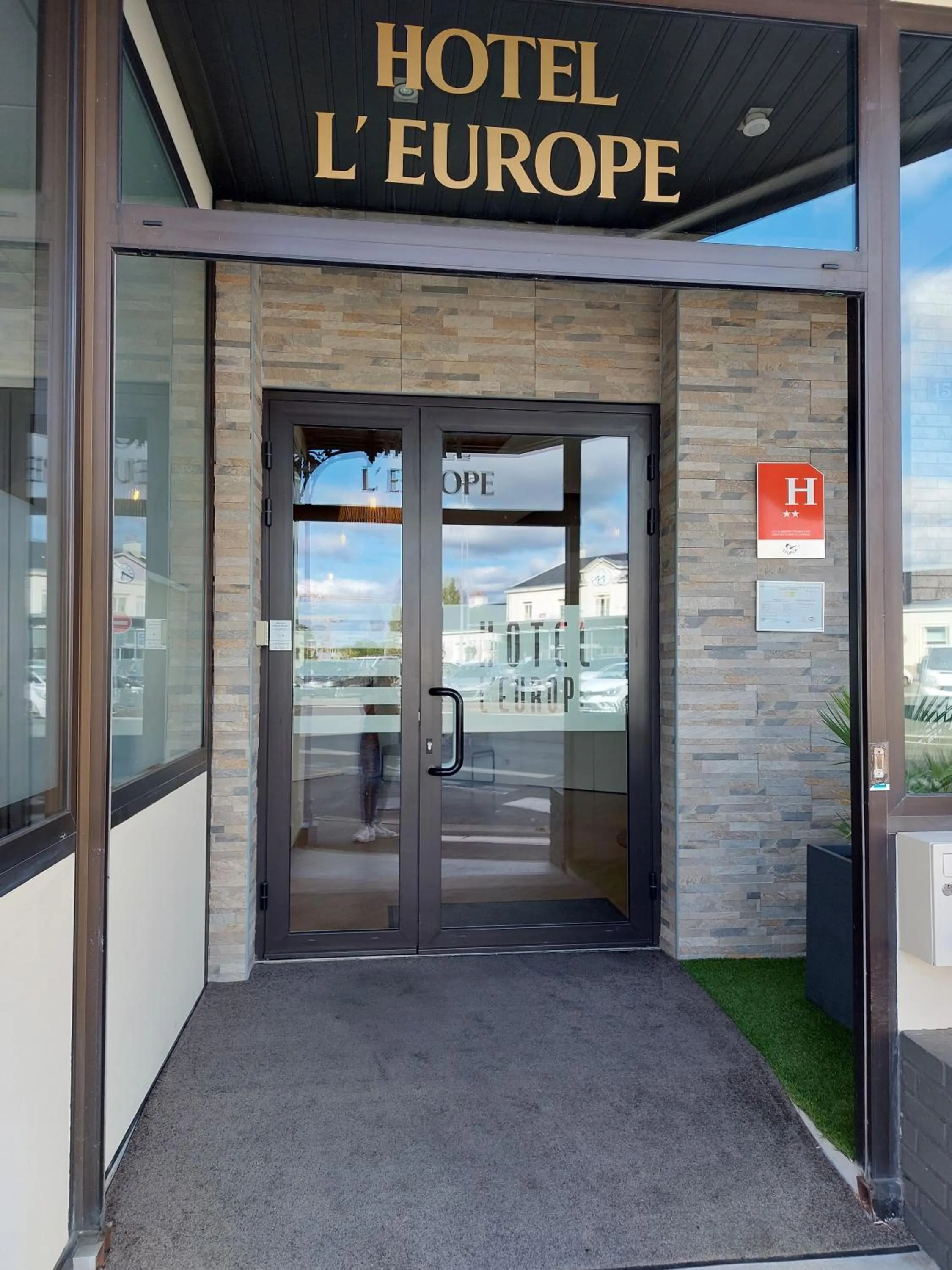 Facade/entrance in Cit'Hôtel l'Europe - Cholet Gare