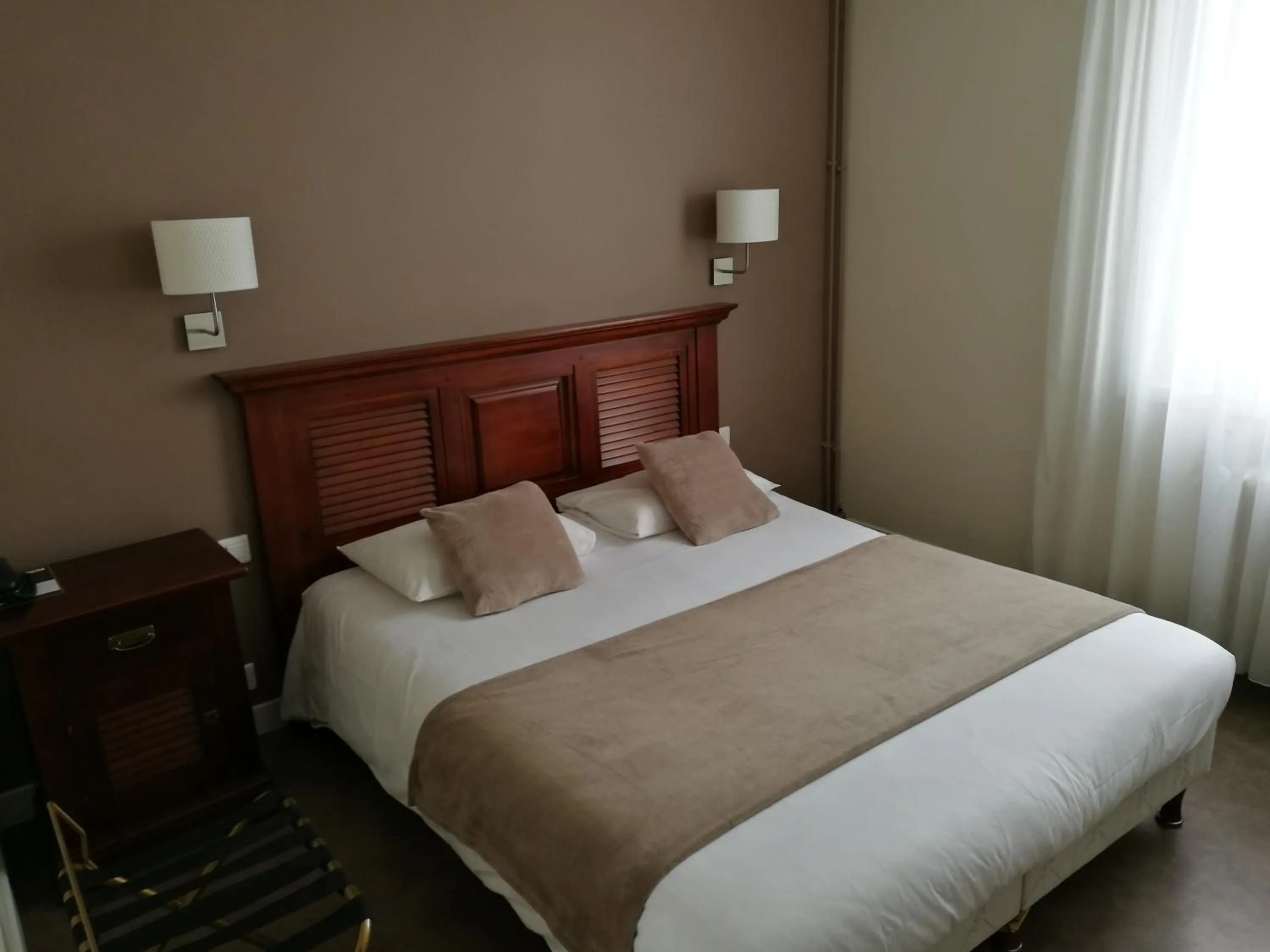 Day, Bed in Cit'Hôtel l'Europe - Cholet Gare