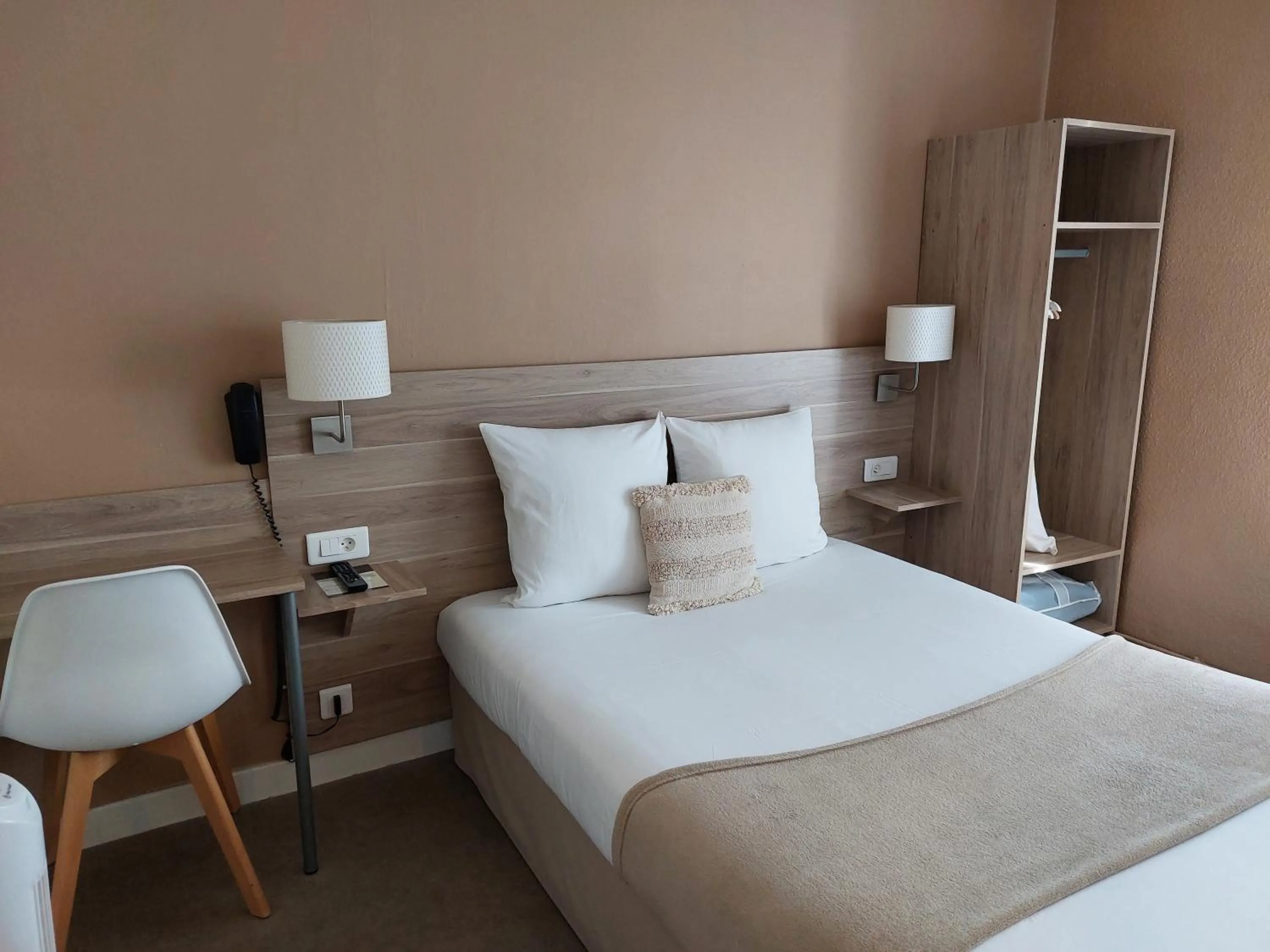 Bed in Cit'Hôtel l'Europe - Cholet Gare