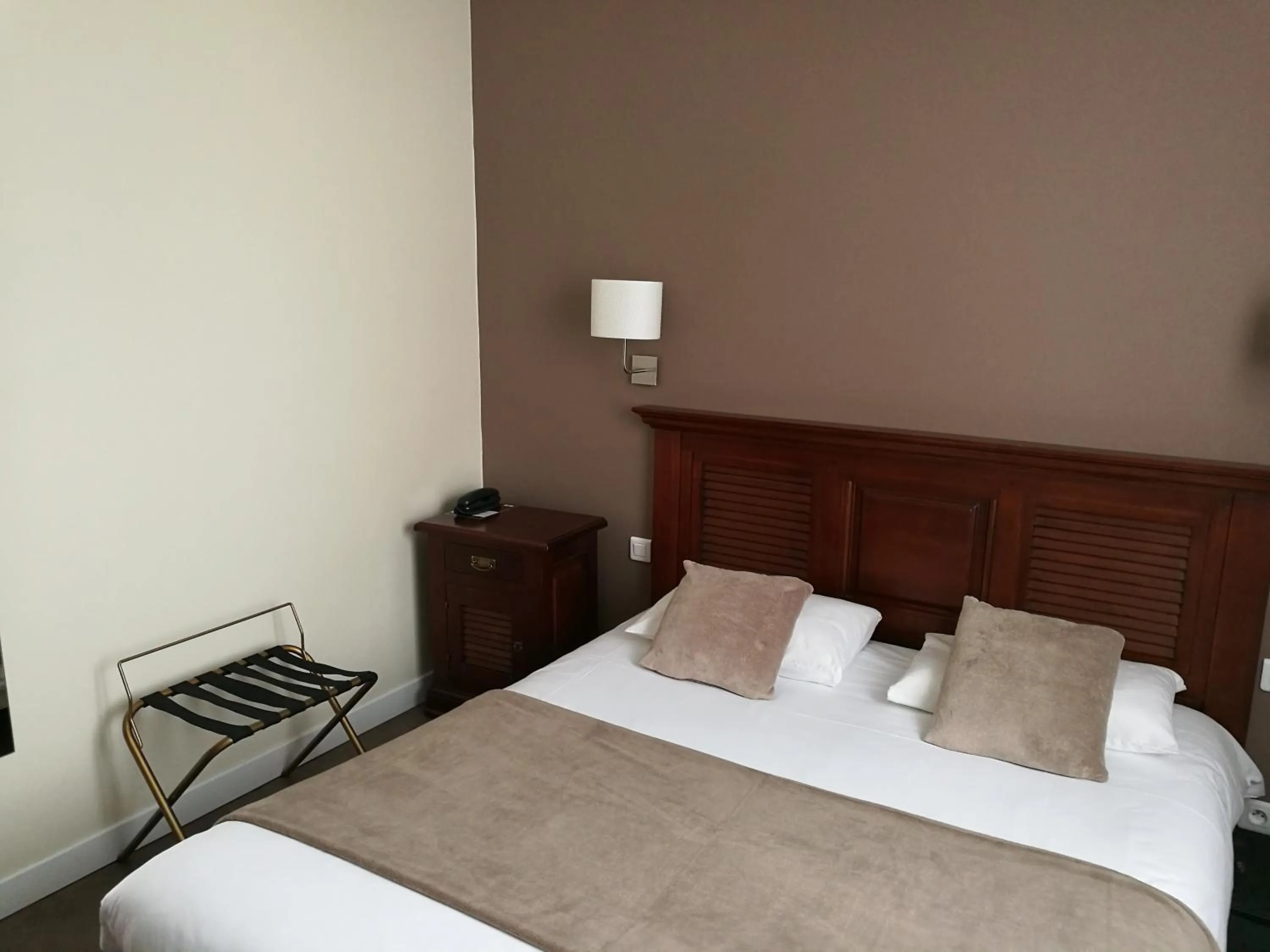 Bed in Cit'Hôtel l'Europe - Cholet Gare