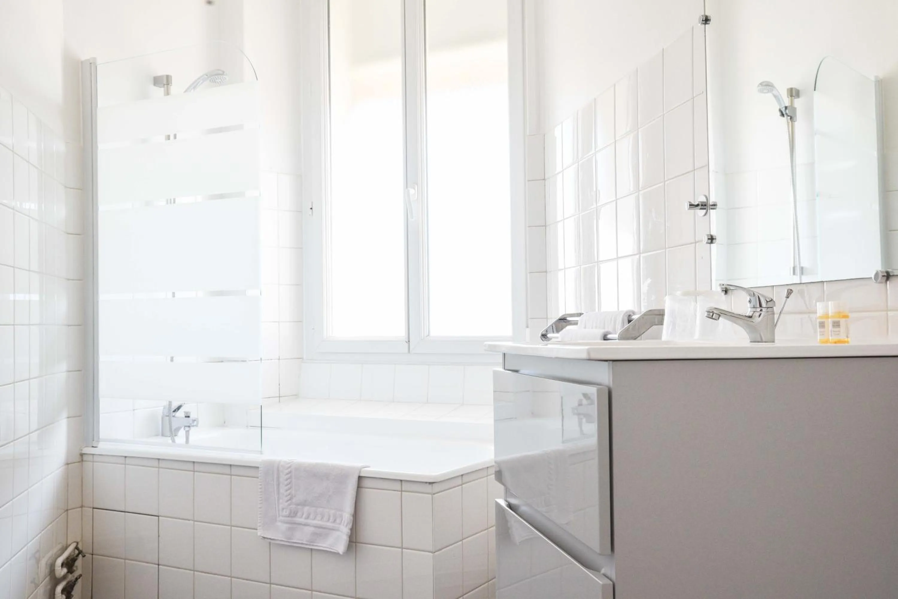 Bathroom in Cit'Hôtel l'Europe - Cholet Gare