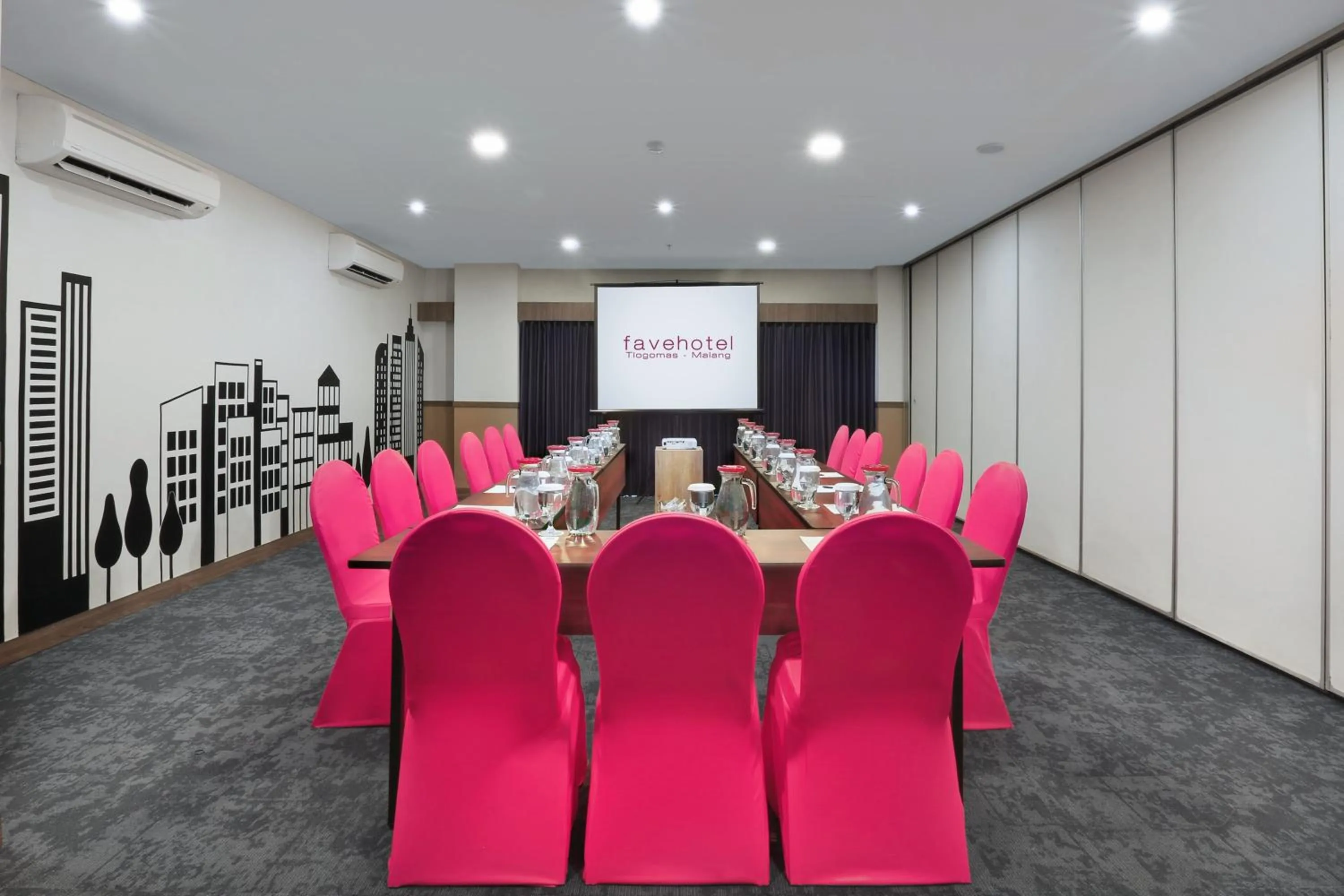 Meeting/conference room in favehotel Malang