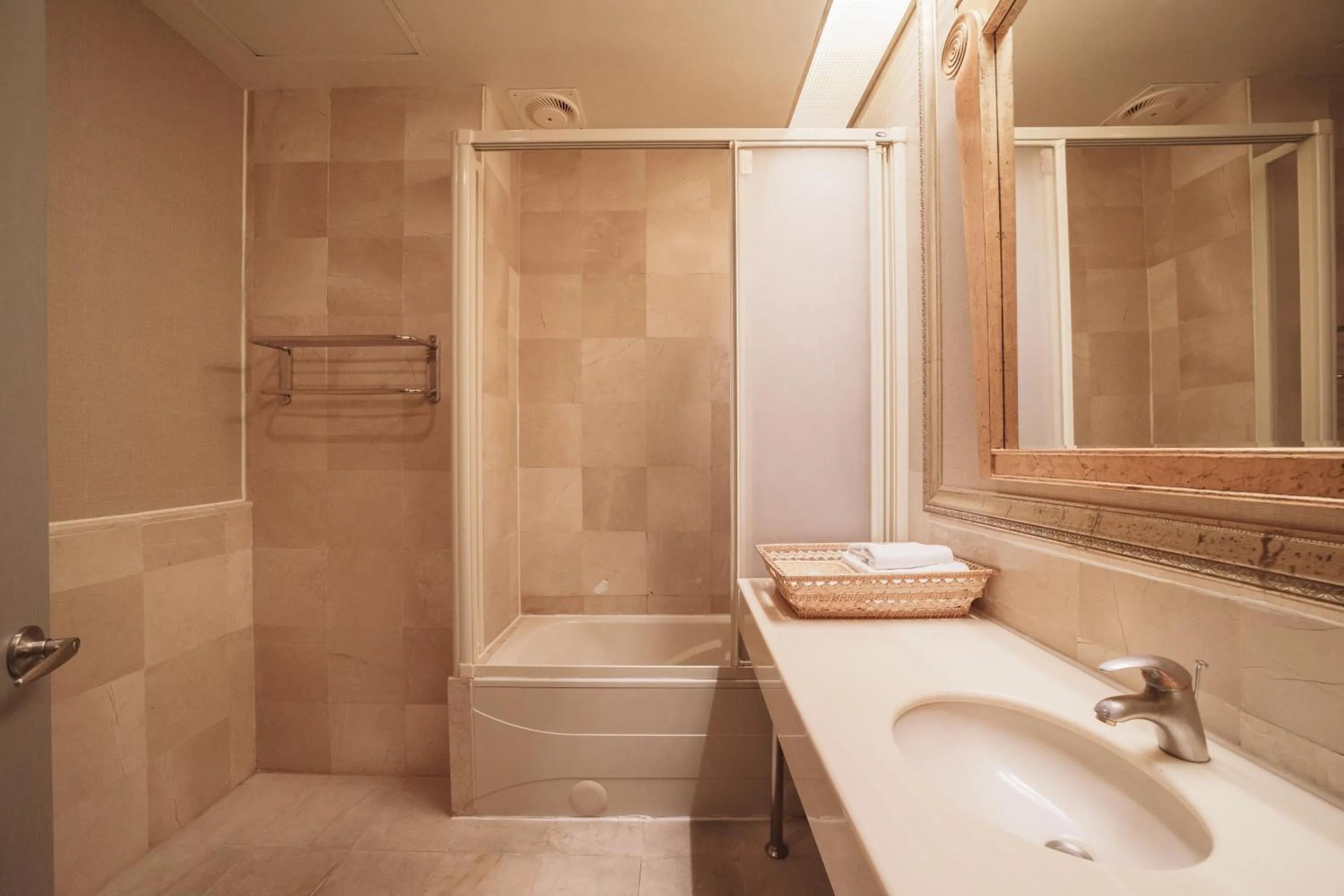 Bathroom in East Coast Sea View Hotel